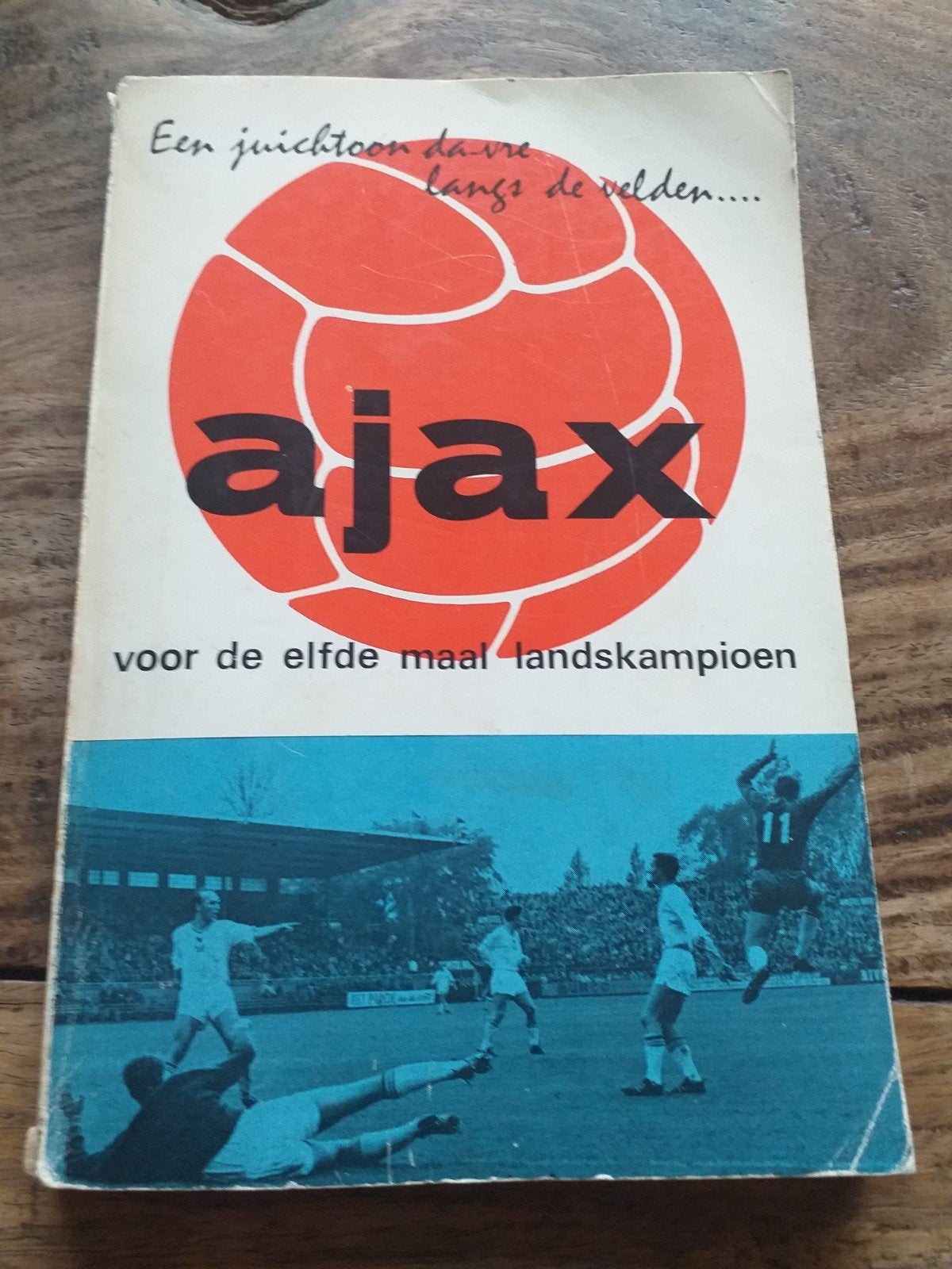 BOEK .AJAX VOOR DE ELFDE KEER LANDSKAMPIOEN., Ophalen of Verzenden, Zo goed als nieuw, Balsport