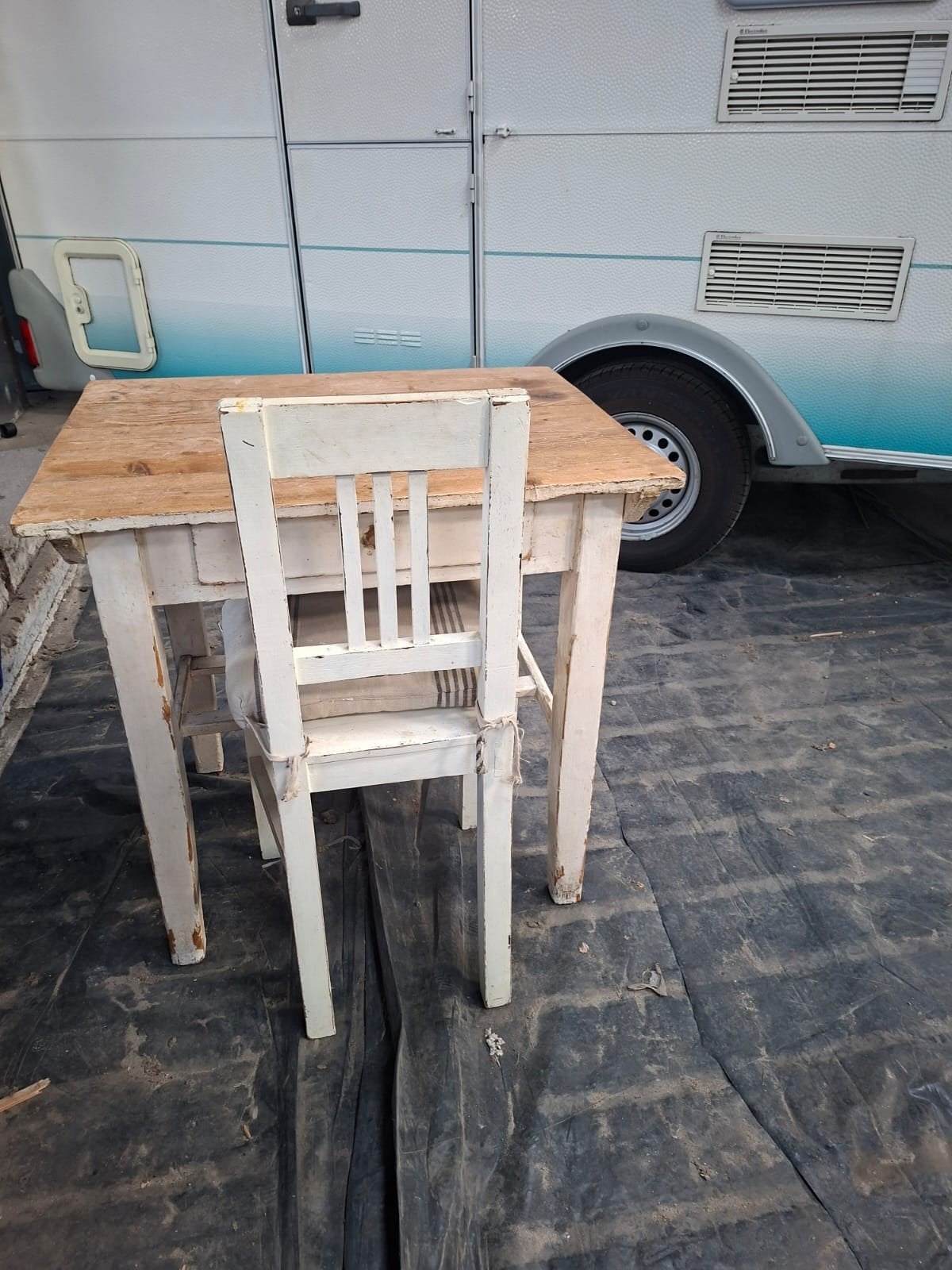 Oud houten bureau / schrijftafel met stoel –  vintage, Ophalen