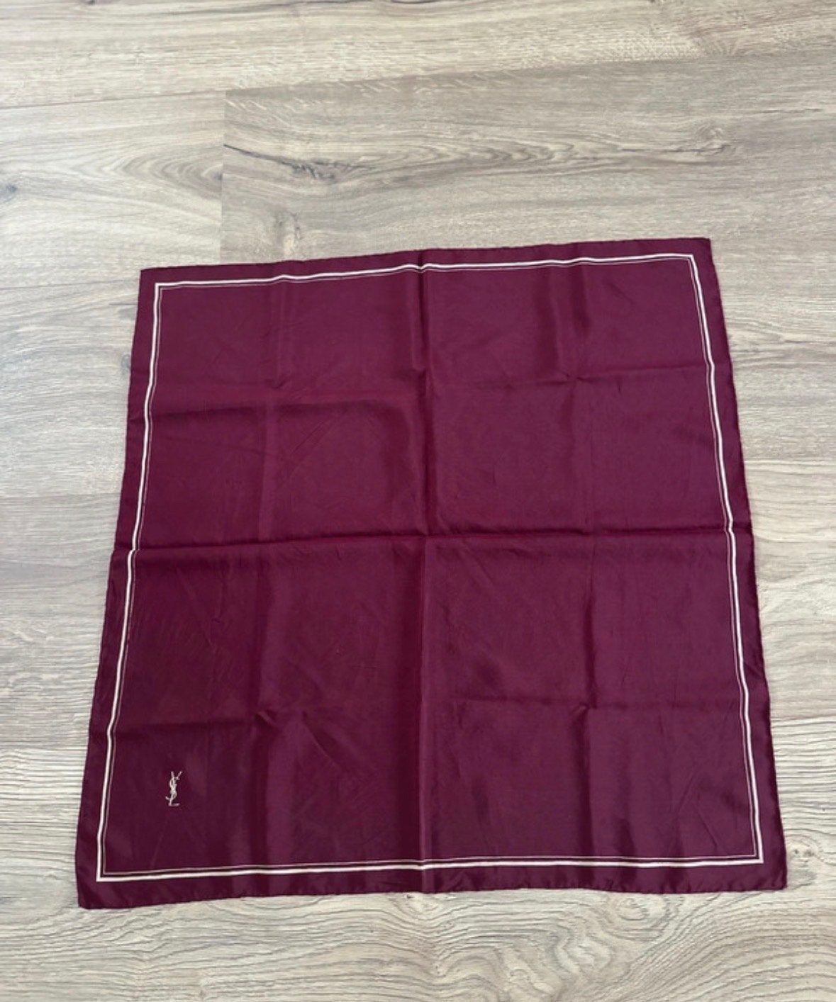 YSL Sjaal - Bordeauxrood met wit randje, Ophalen of Verzenden, Gedragen