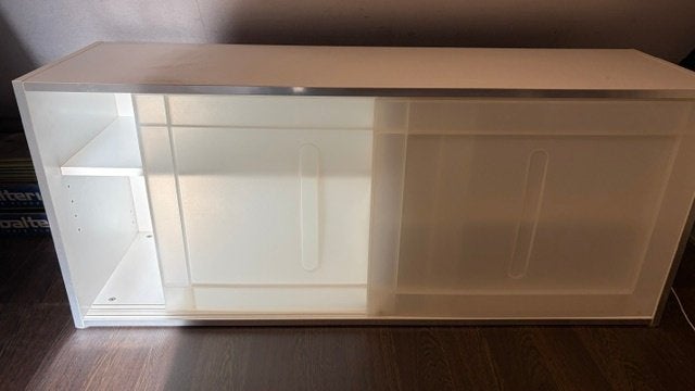 Lage kast met kunststof schuifdeuren - wit, Ophalen, Overige materialen, Gebruikt, 100 tot 150 cm