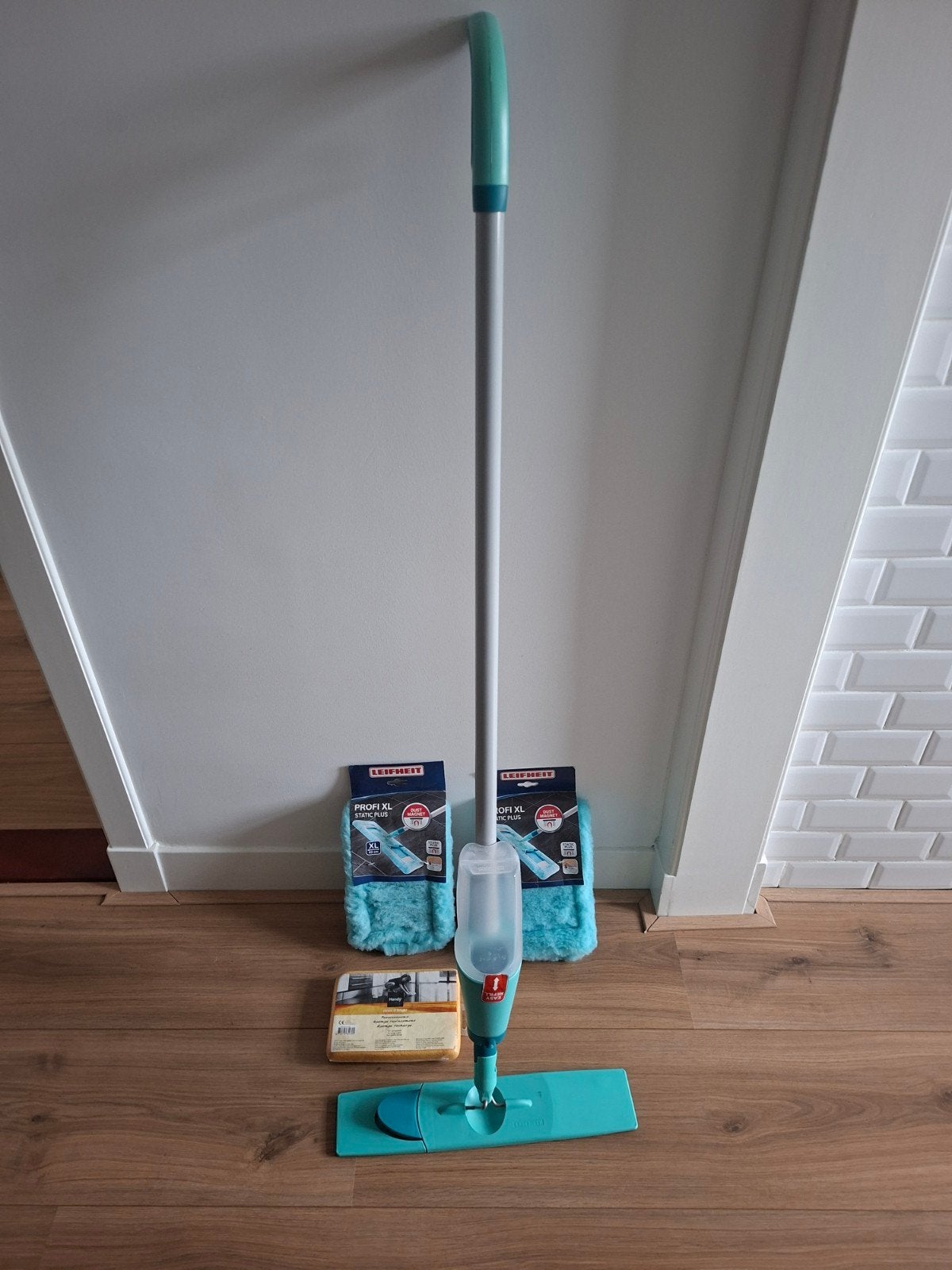 Leifheit Easy Spray XL Vloerwisser met 2 Profi XL  doeken, Ophalen of Verzenden, Mop of Dweil