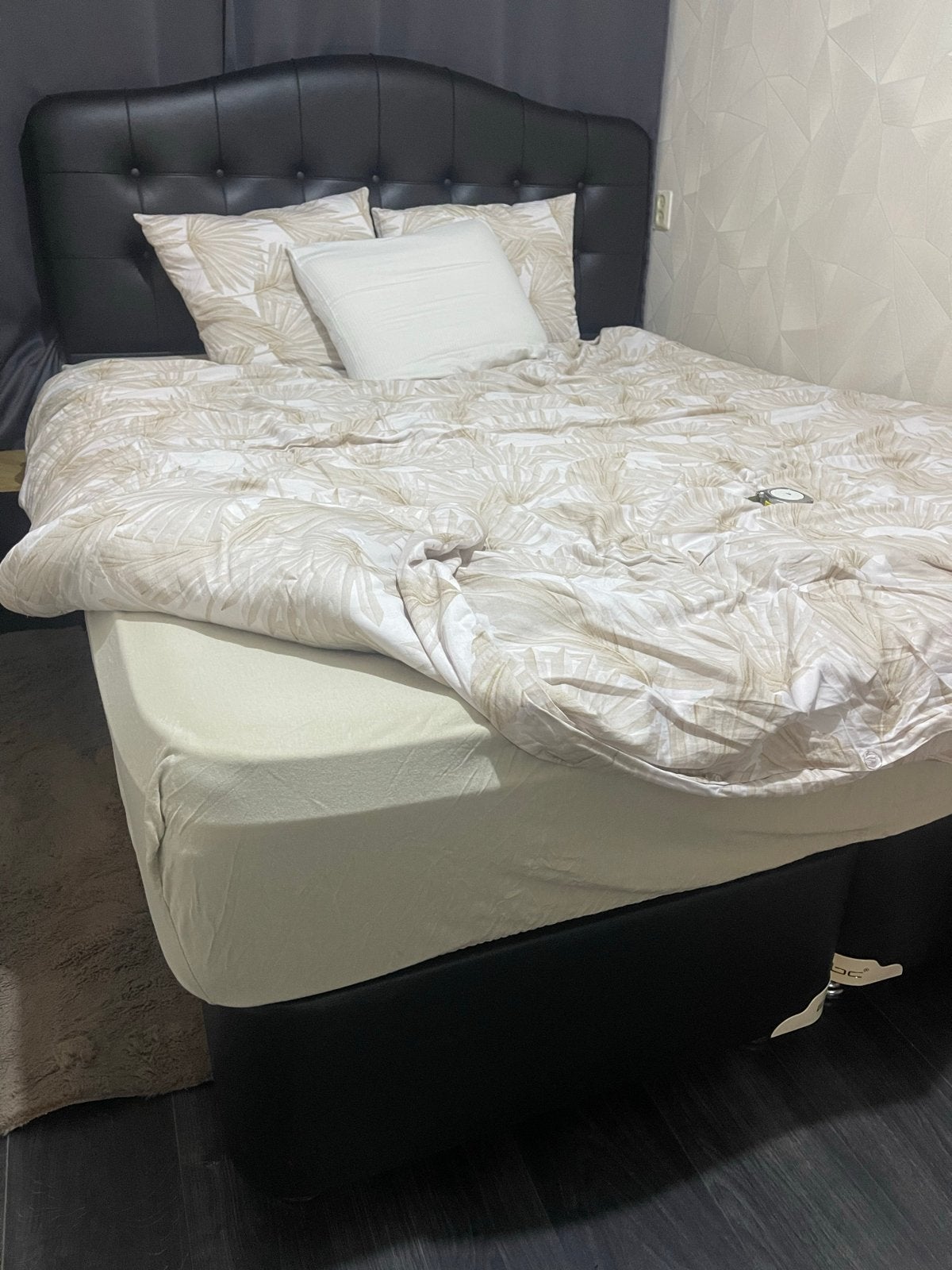 Tweepersoons boxspring met zwart hoofdbord en matras, Ophalen, Overige materialen, Gebruikt, Zwart