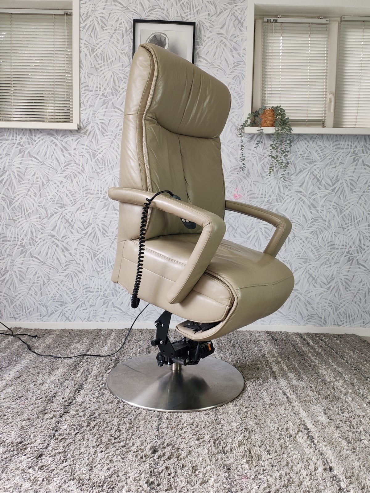 Prominent Stockholm sta op stoel met massage, Huis en Inrichting, Prominent, Minder dan 75 cm, Modern, Comfort, Leer
