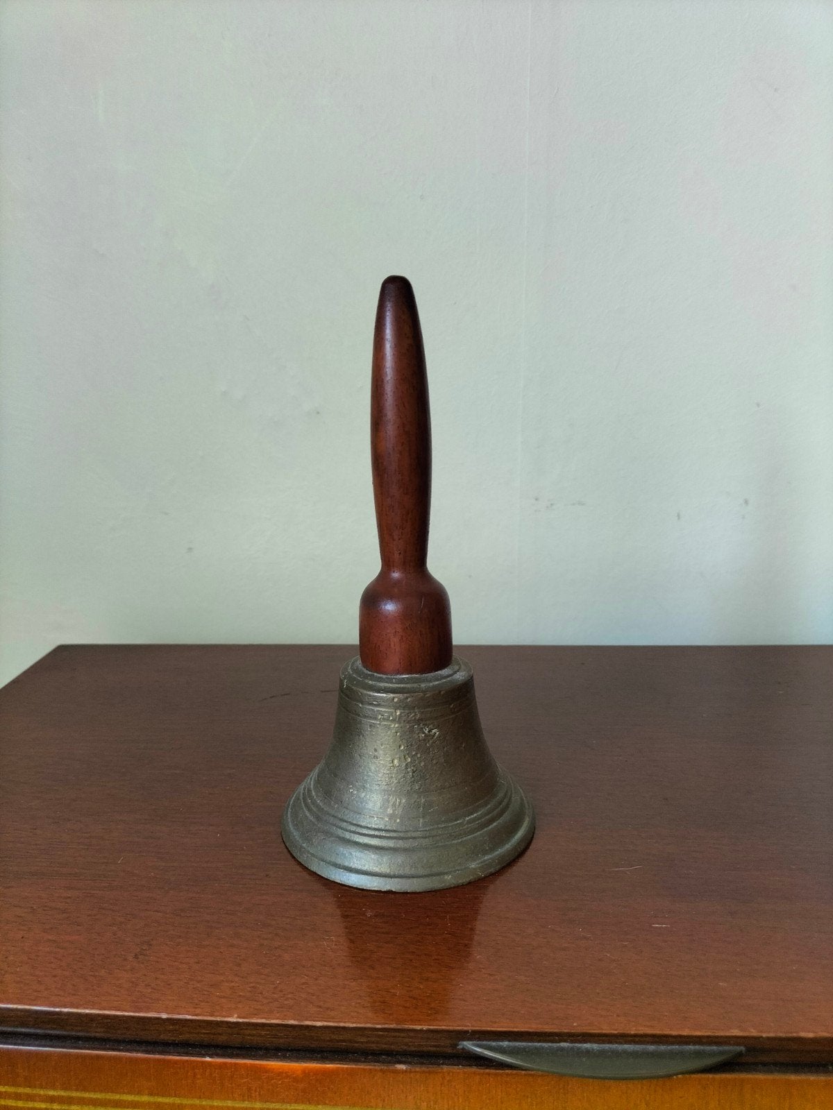 koperen bel / handbel met houten handvat, Ophalen, Koper