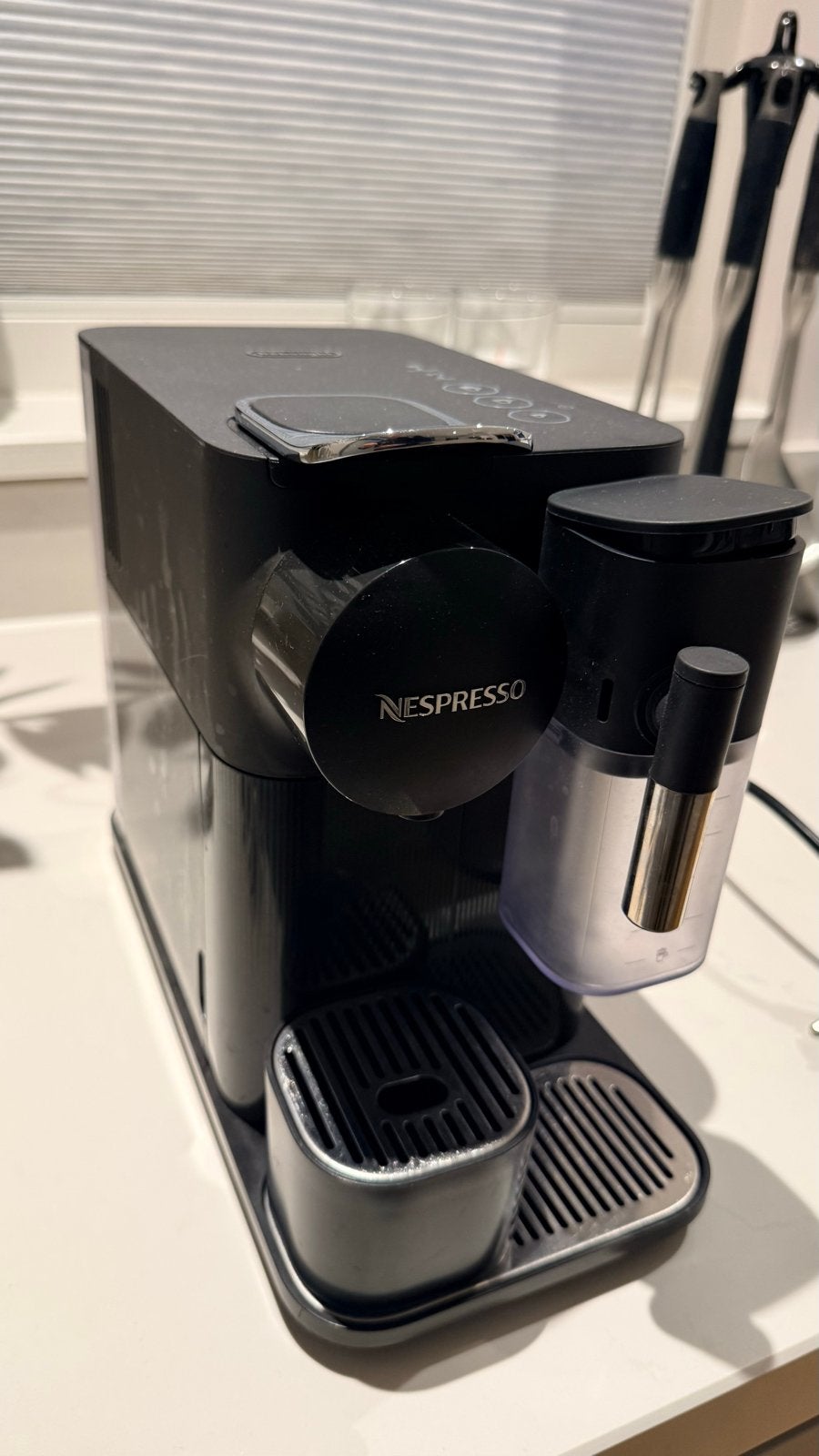 DeLonghi Nespresso Lattissima One zwart, werkt perfect, Witgoed en Apparatuur, Koffiemachine, Ophalen of Verzenden, Zo goed als nieuw