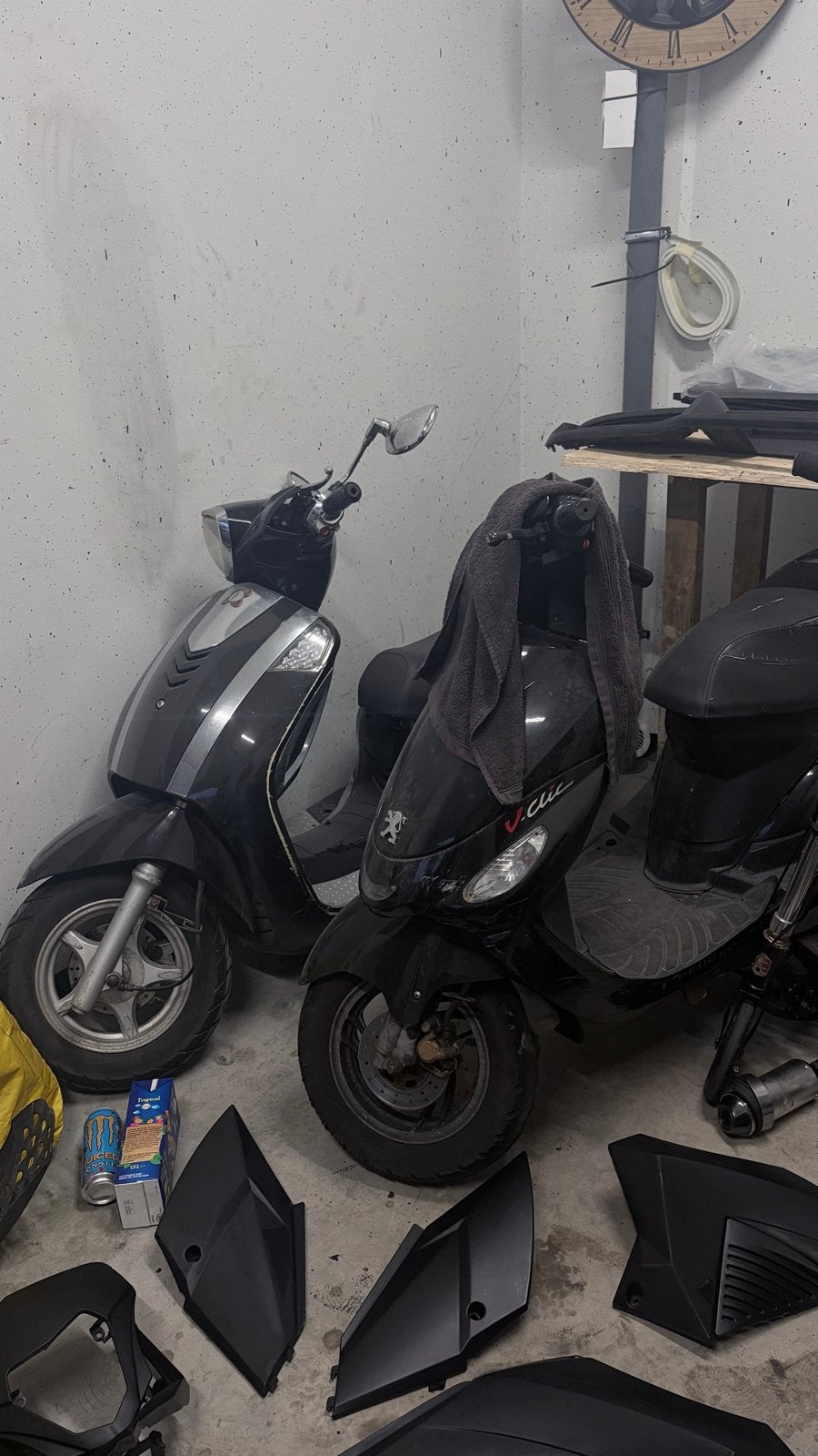 2 Scooters: AGM (geel kenteken) & Peugeot (defecten), Ophalen, Gebruikt, Maximaal 45 km/u, Benzine