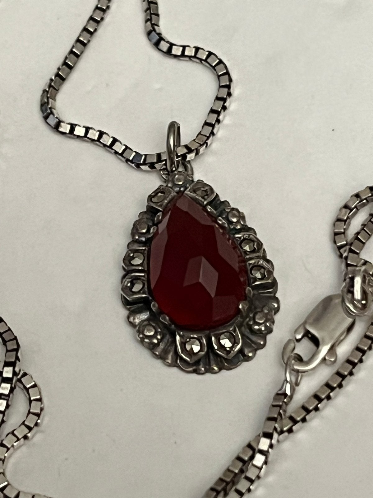 Art Deco Zilveren Collier met Cornalijn Hanger, Verzenden, Zo goed als nieuw, Met edelsteen, Rood