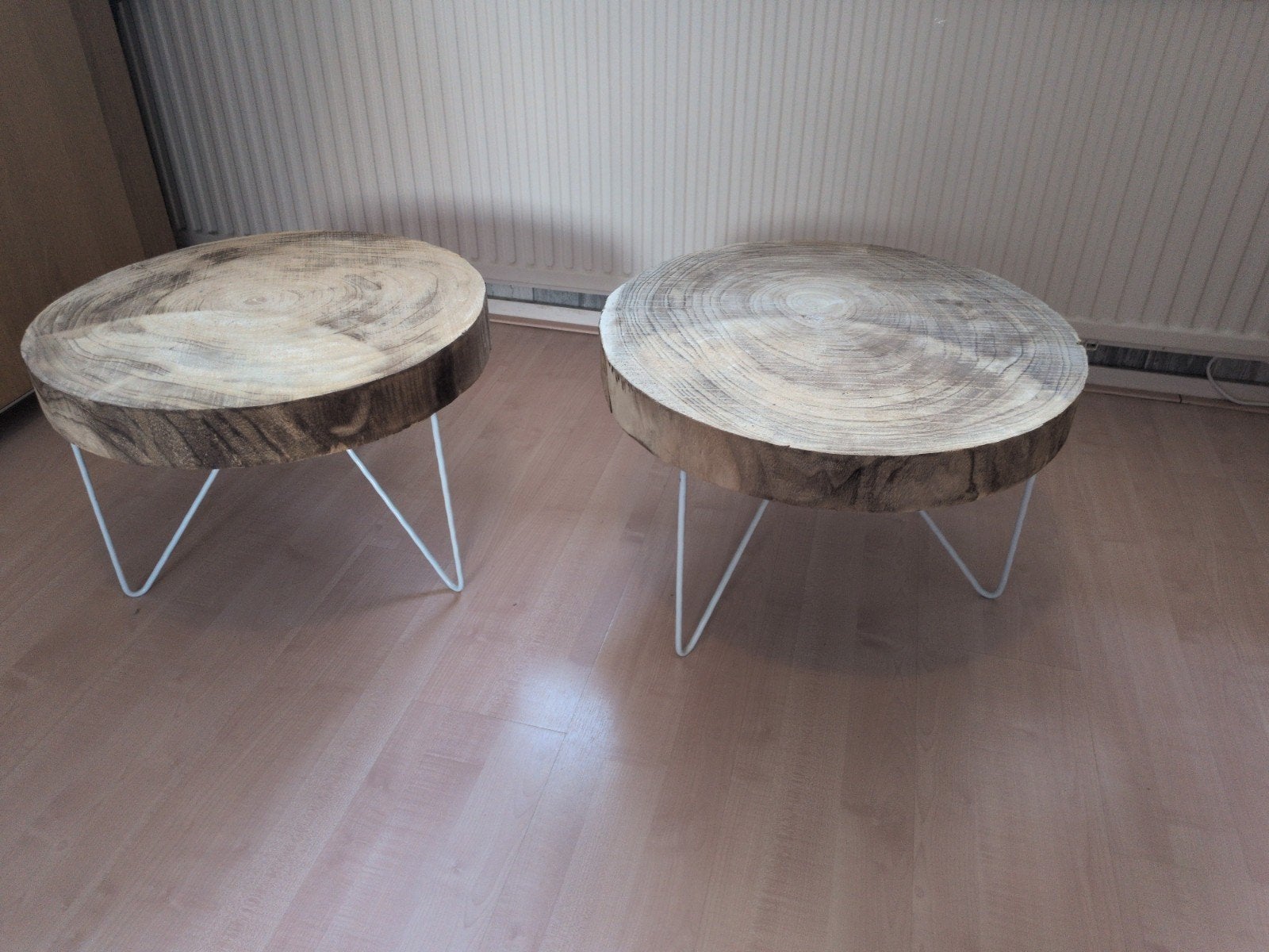 Twee Nachtkastjes bijzettafels hout rond bijzet tafel, Huis en Inrichting, Tafels | Bijzettafels, Ophalen, Rond, Minder dan 55 cm