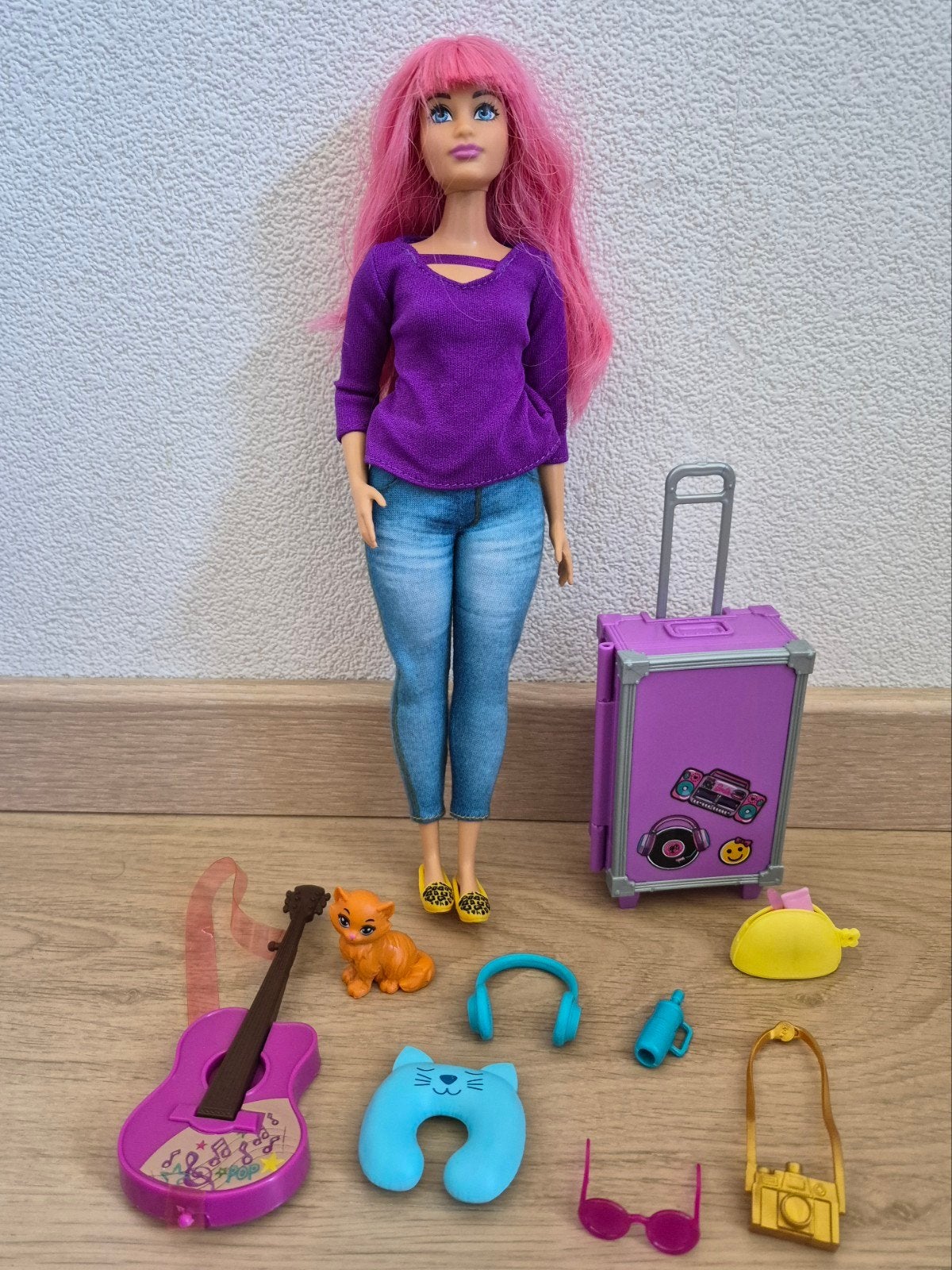 Barbie Daisy pop FWV26 met reis set, Ophalen of Verzenden, Zo goed als nieuw, Barbie