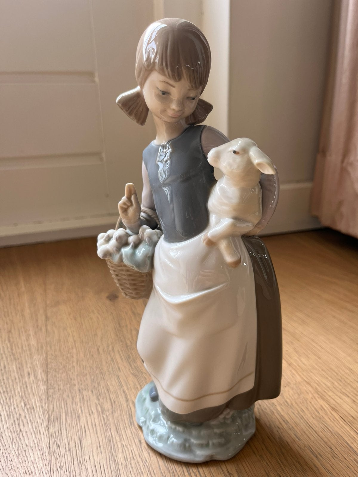Lladro beeldje meisje met lam en mandje, Verzenden, Zo goed als nieuw, Mens