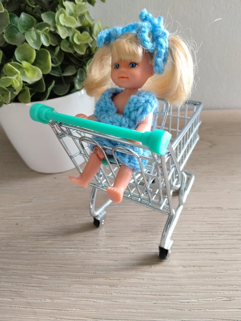kleine speelgoed metalen winkelkarretje met popje, Kinderen en Baby's, Speelgoed | Poppen, Ophalen of Verzenden, Zo goed als nieuw