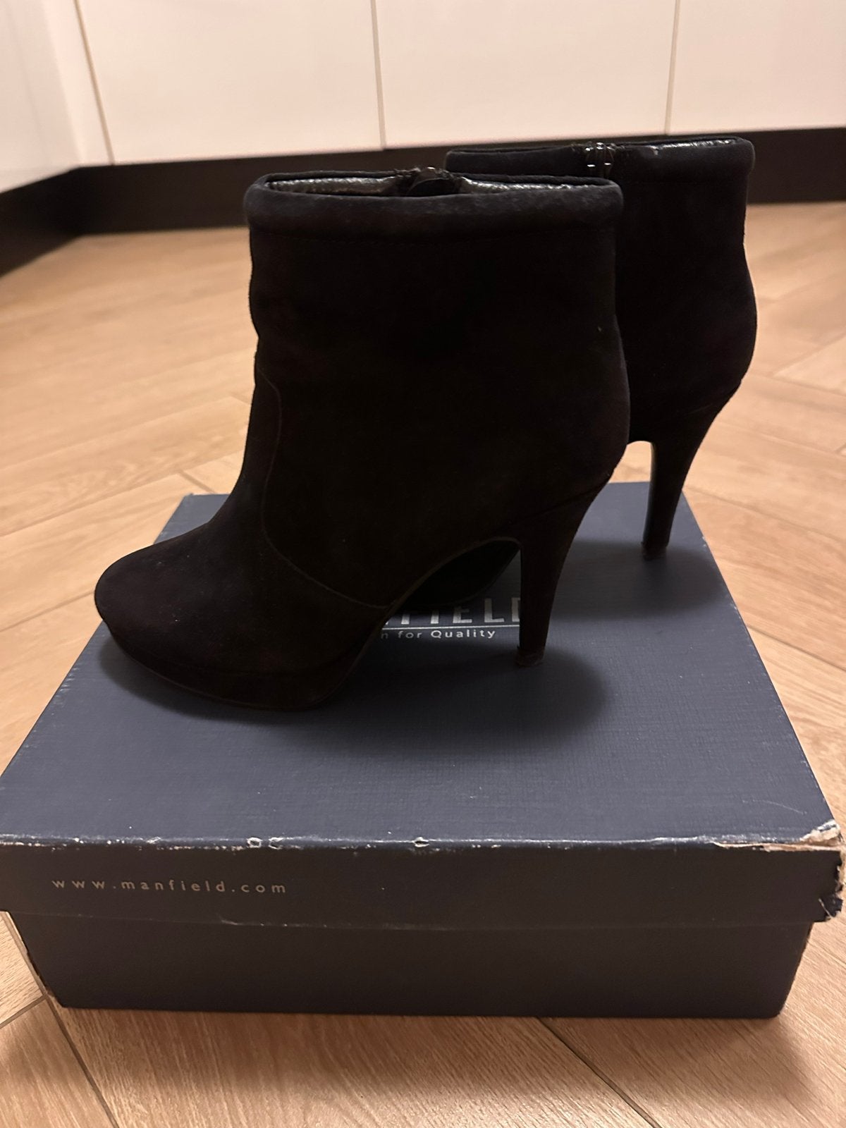 Manfield Zwarte Suède Enkellaarsjes met Hak maat 38, Kleding | Dames, Ophalen of Verzenden, Zo goed als nieuw, Zwart, Lage of Enkellaarzen