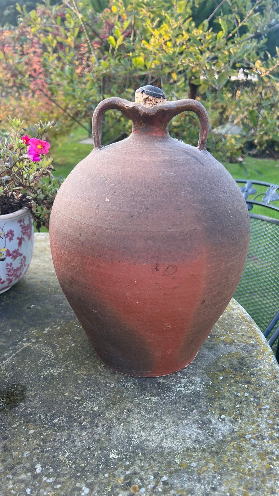 Antieke terracotta kruik met handvatten en kurk, Ophalen