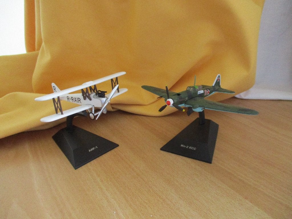2 metalen Vliegtuigmodellen Russisch, Ophalen of Verzenden, Luchtmacht, Overige gebieden, Miniatuur of Beeldje