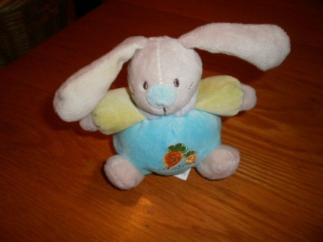 okay Konijn knuffel groen/lichtbruin/blauw en wortel op buik, Konijn, Ophalen of Verzenden, Zo goed als nieuw, Wasbaar