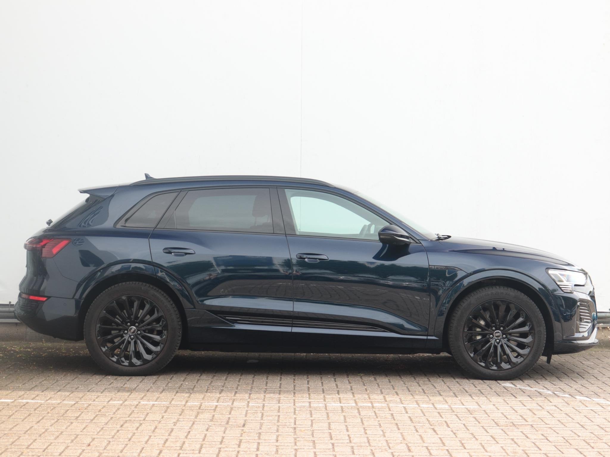Audi Q8 e-tron 55 quattro S Edition 115 kWh | Matrix LED | 3, Automaat, 131 €/maand, Zwart, Blauw