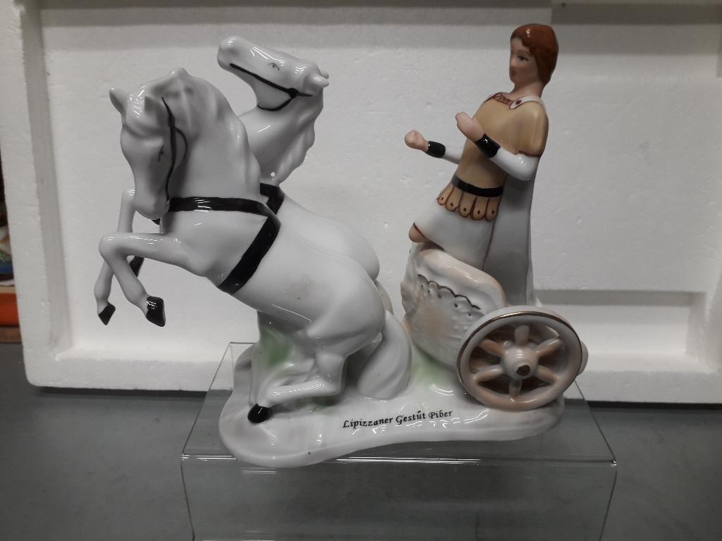 VINTAGE PORSELEINEN BEELD met PAARDEN en ROM STRIJDWAGEN, Antiek en Kunst, Ophalen of Verzenden