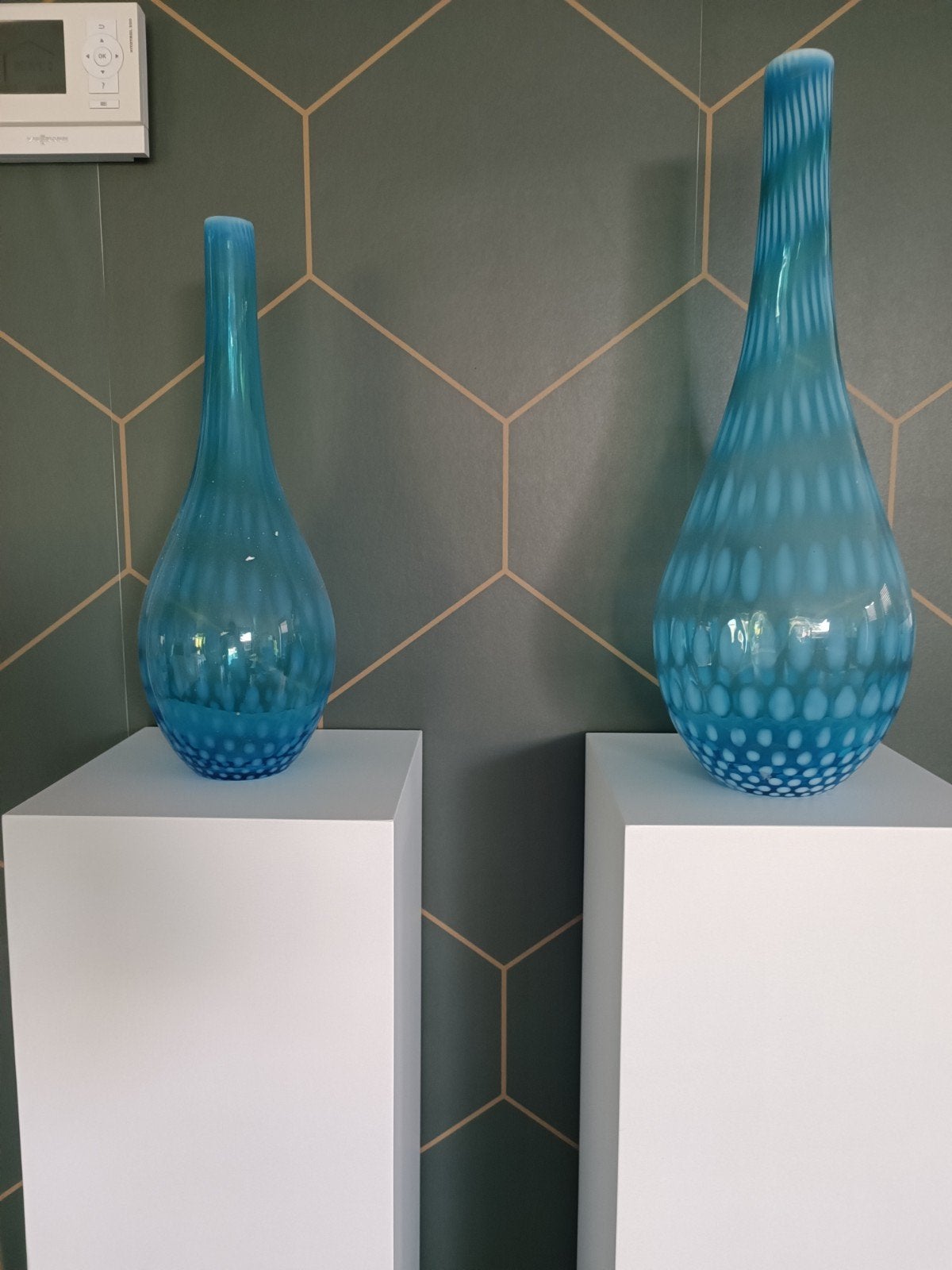 set grote blauwe design vazen in druppelvorm & motief, Ophalen, Blauw, Minder dan 50 cm, Glas