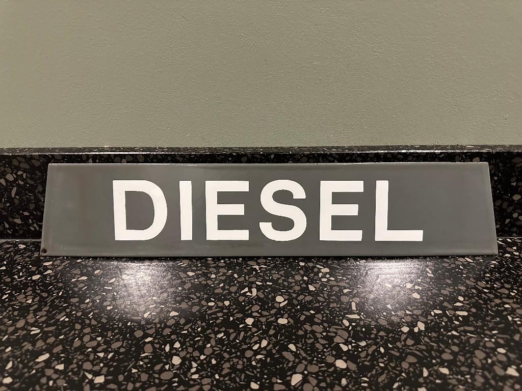Mooi emaille DIESEL bord. 48 x 9,5 cm., Verzamelen, Merken en Reclamevoorwerpen, Ophalen of Verzenden, Gebruikt, Reclamebord