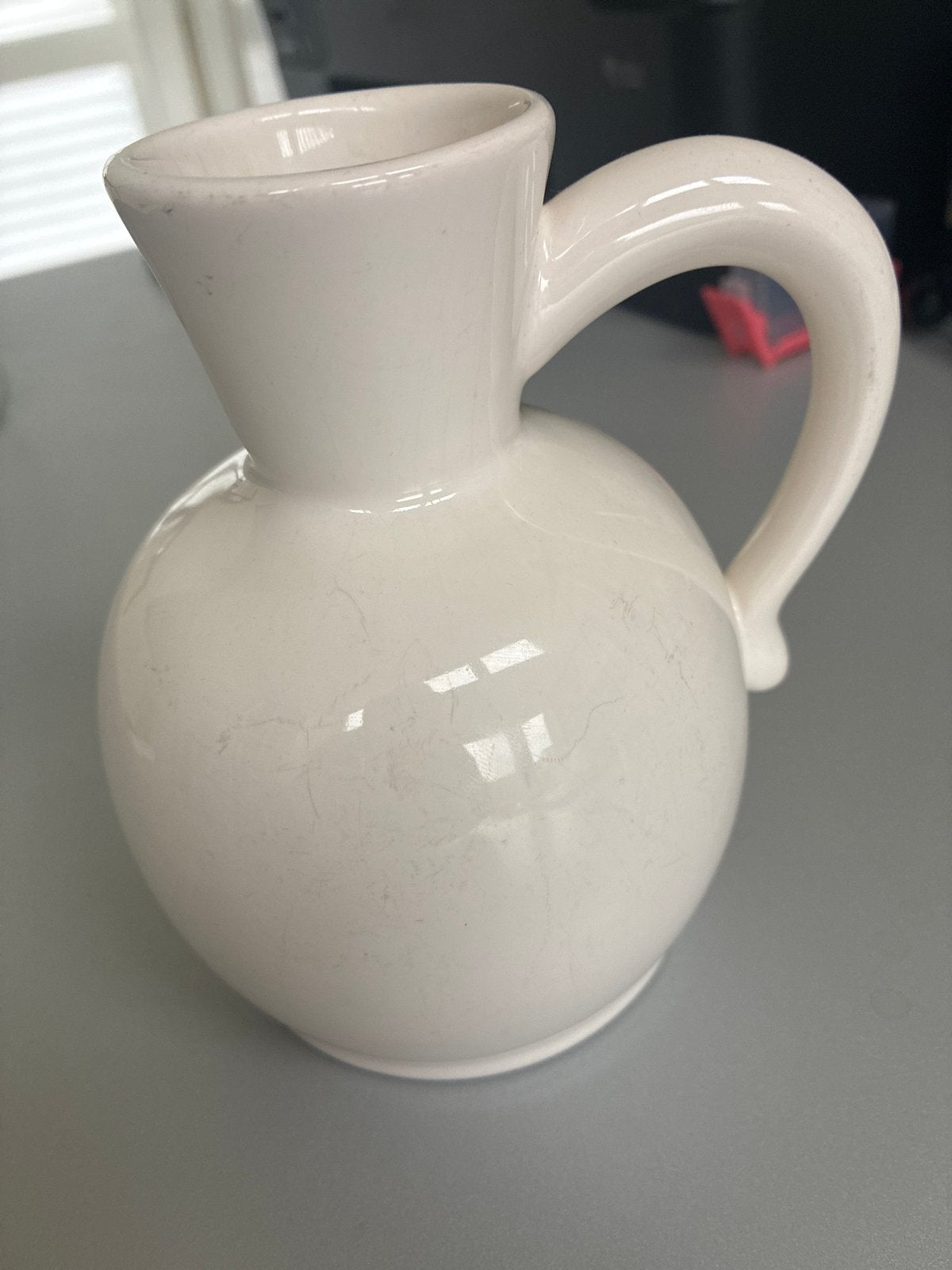 Antieke witte kruik met handvat, gemerkt 1901, Ophalen of Verzenden