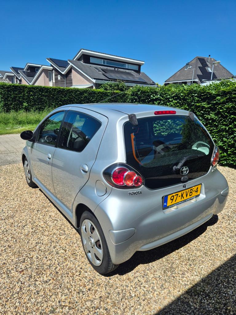 Toyota Aygo 1.0 12V Vvt-i 5DRS 2010 Grijs, Auto's, Voorwielaandrijving, Stof, Zwart, 4 stoelen