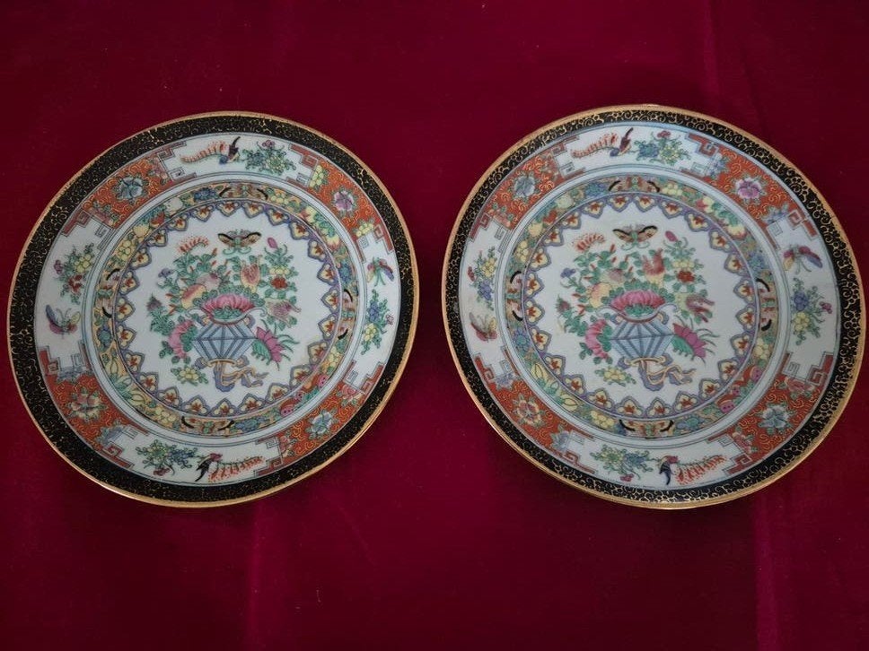 2 handgeschilderde Chinese Famille Rose sierborden, Ophalen of Verzenden