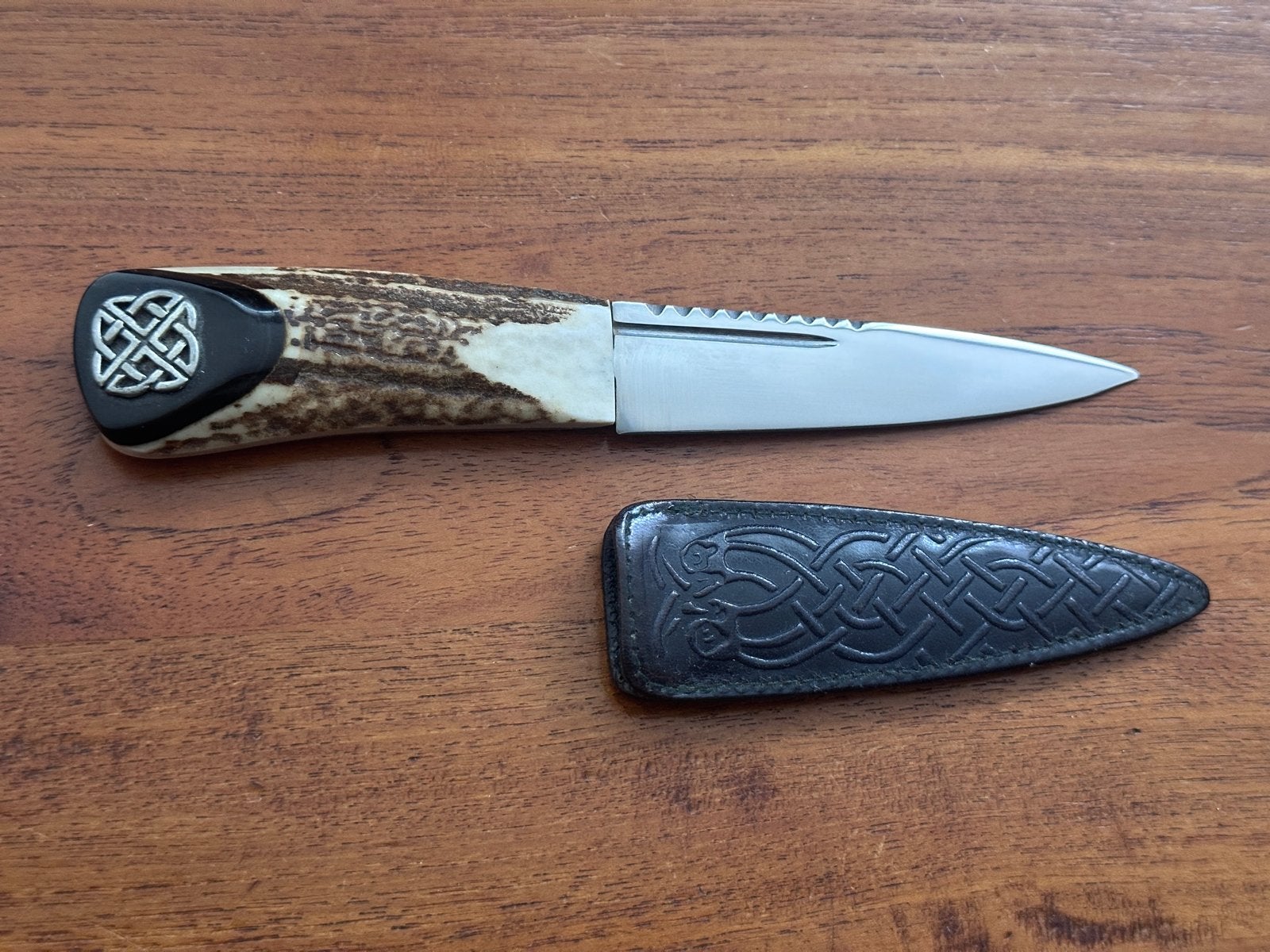 Sgian Dubh – hertshoorn handvat, Keltisch, lederen schede, Antiek en Kunst, Ophalen