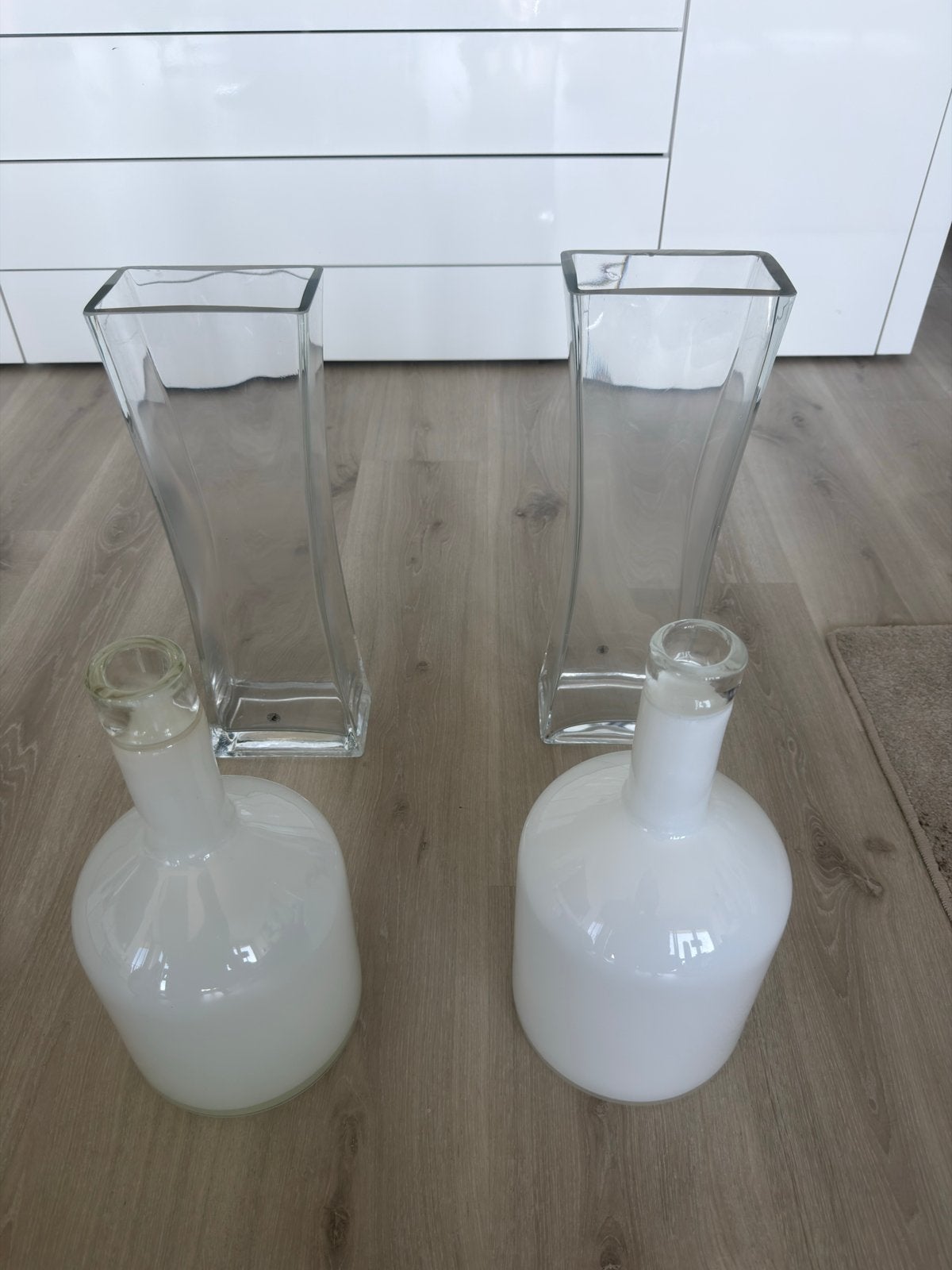 Set van 2 glazen vazen en 2 witte flessen, Huis en Inrichting, Ophalen, Gebruikt, Transparant, Glas