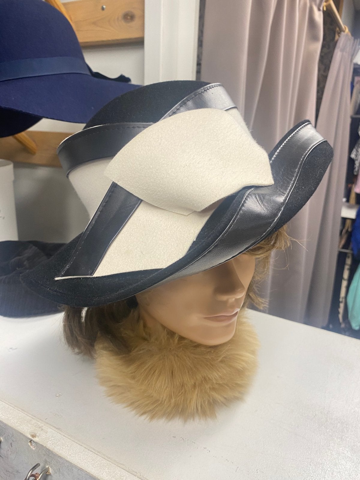 Seeberger Luxe hoed. Zwart-Wit Vilt met Lederen Afwerking, Kleding | Dames, Ophalen of Verzenden, Zo goed als nieuw