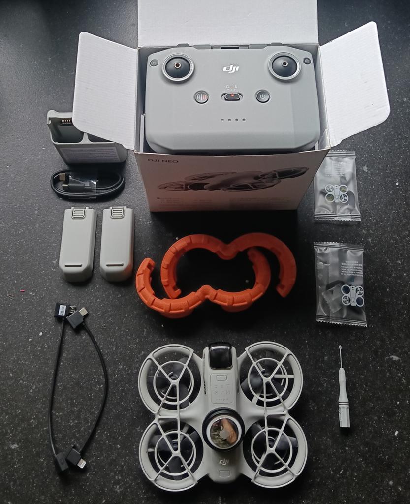DJI Neo - zeeeer compleet, Audio, Tv en Foto, Drones, Cameradrone, Zo goed als nieuw, Minder dan 250 gram, 15 tot 30 minuten