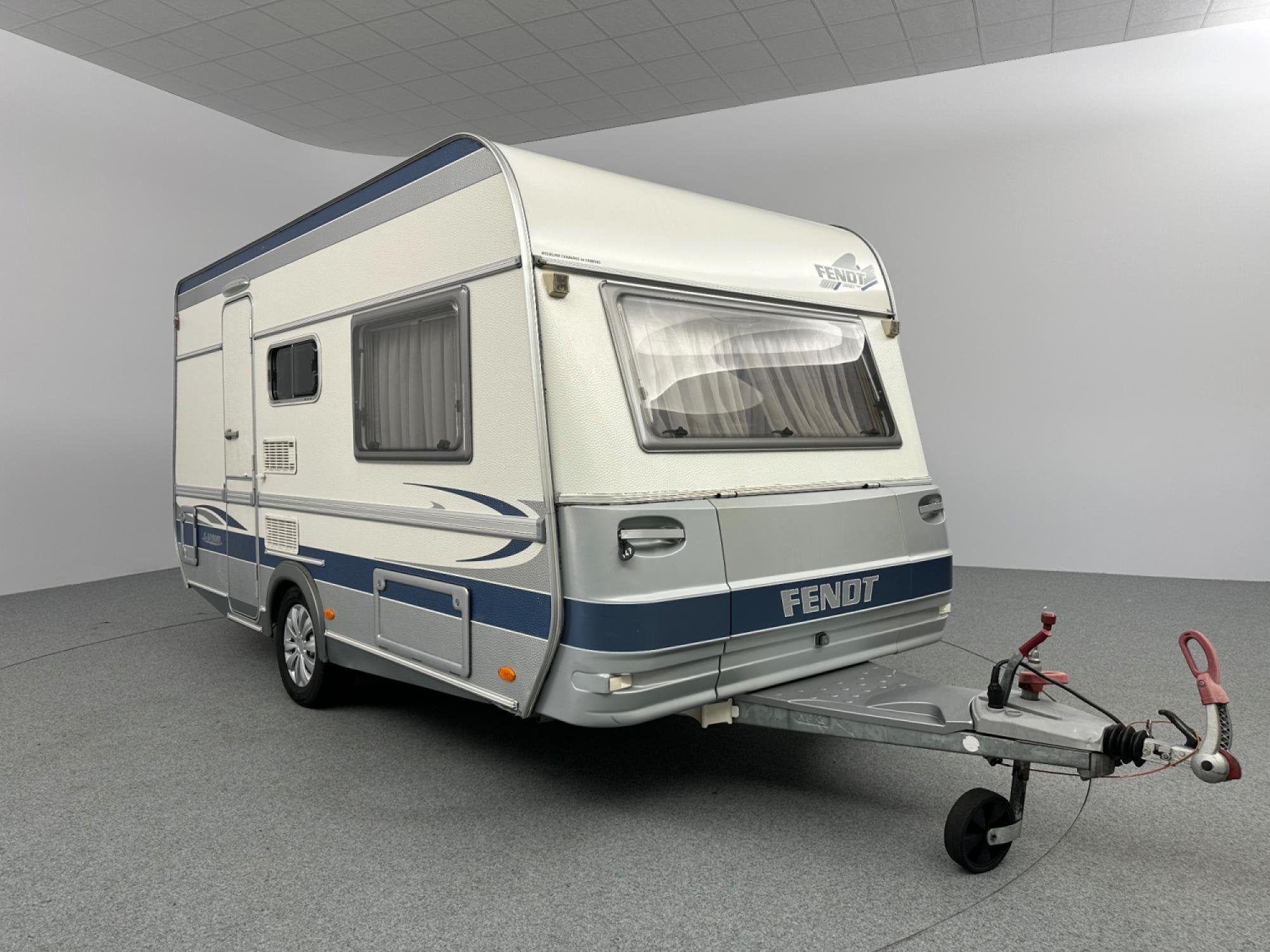 Fendt Saphir 420 QF Fietsendrager Voortent Luifel, Caravans en Kamperen, Caravans, Serviceluik, Vast bed, Bedrijf, Treinzit