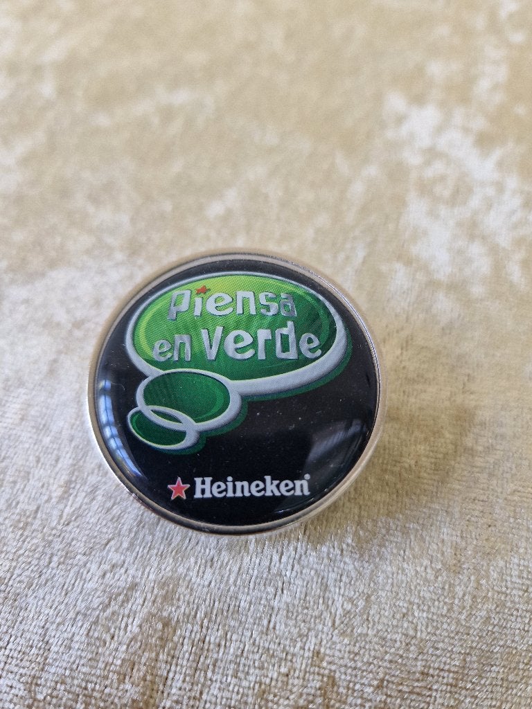 Heineken pin badge “Piensa en Verde”, Ophalen of Verzenden, Nieuw, Transport