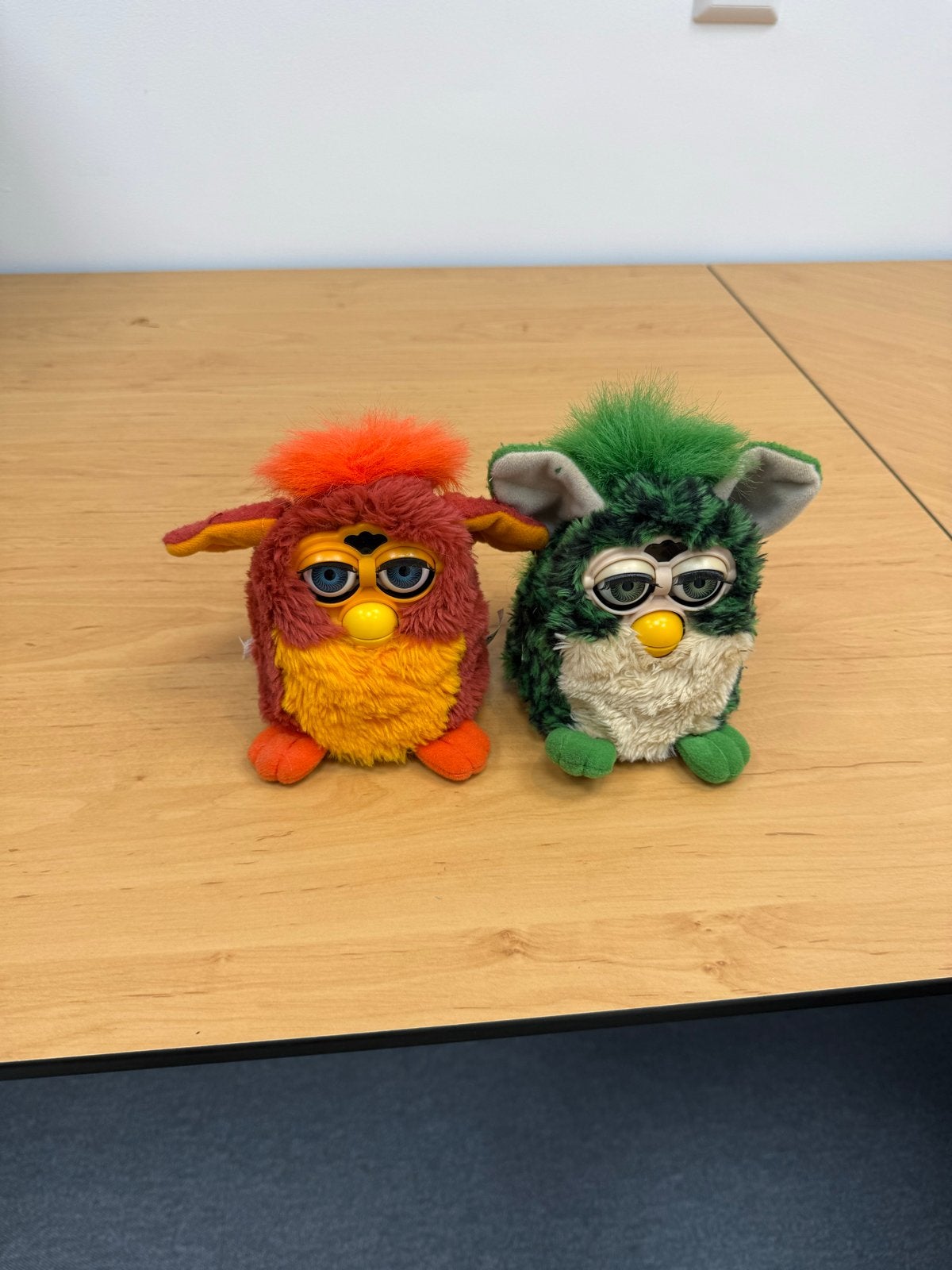 Twee Furby's - Rood/Oranje en Groen/Wit, Gebruikt, Overige merken, Met geluid, Overige karakters