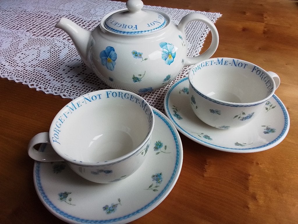 Libelle "Forget-Me-Not" Theepot en 2 Kopjes met Schotels, Ophalen of Verzenden, Zo goed als nieuw, Overige stijlen, Kop(pen) en/of Schotel(s)