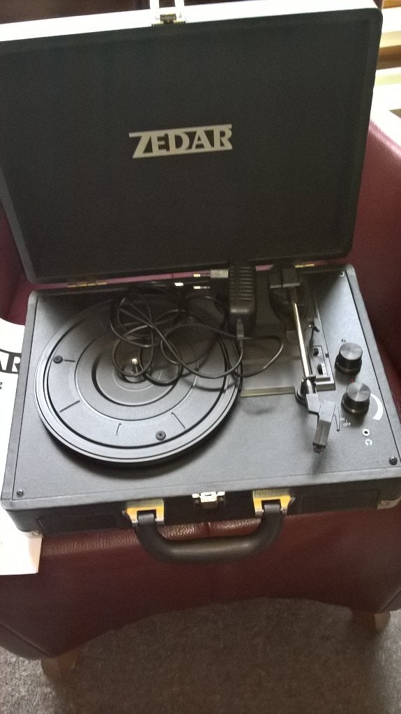 Zedar Koffer grammafoon met speakers. Bluetooth. 25 euro., Ophalen of Verzenden, Gebruikt, Platenspeler, Overige merken