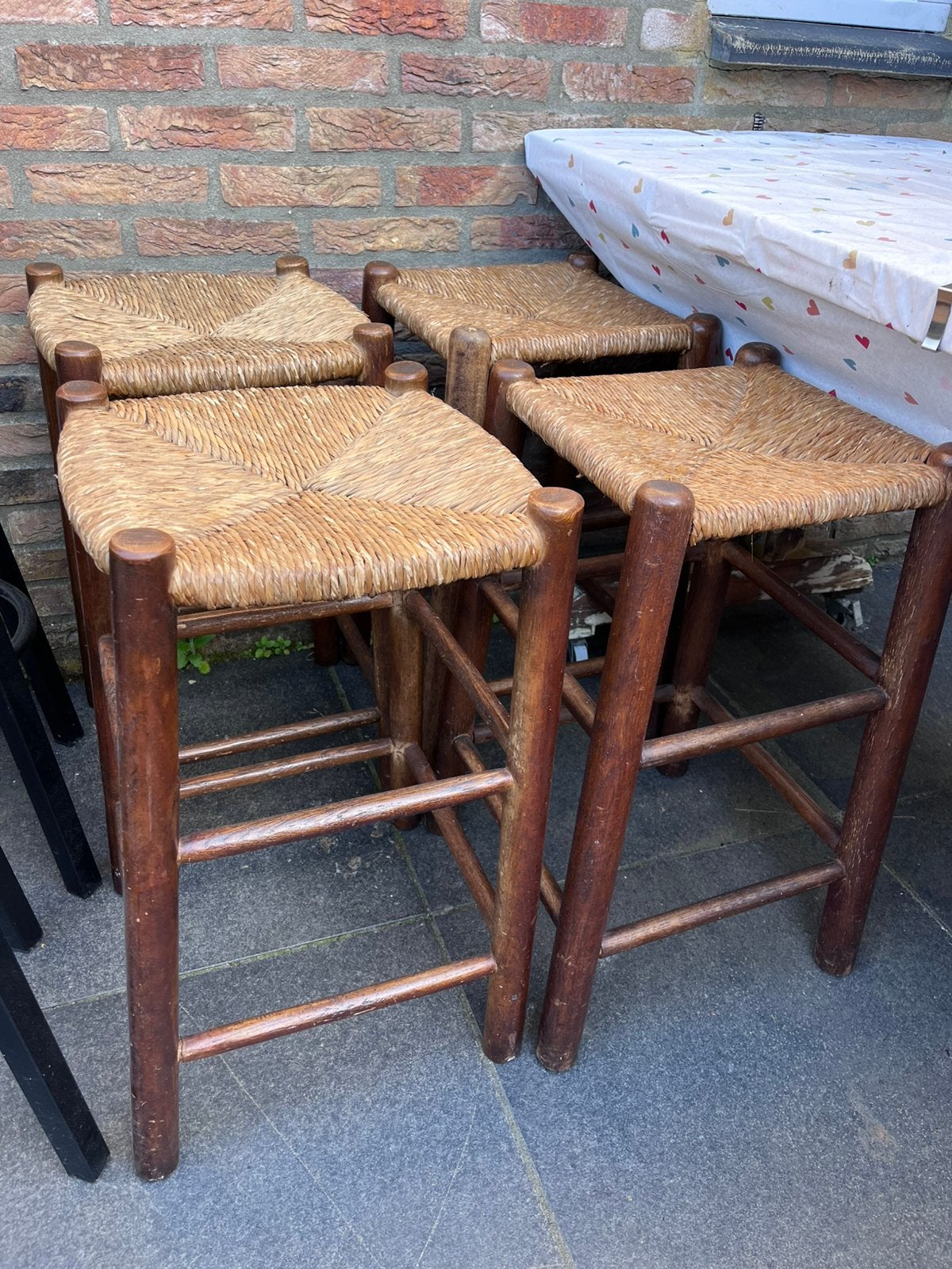 4 vintage barkrukken van massief hout met gevlochten zitting, Ophalen, Gebruikt, 60 tot 90 cm, 4 krukken