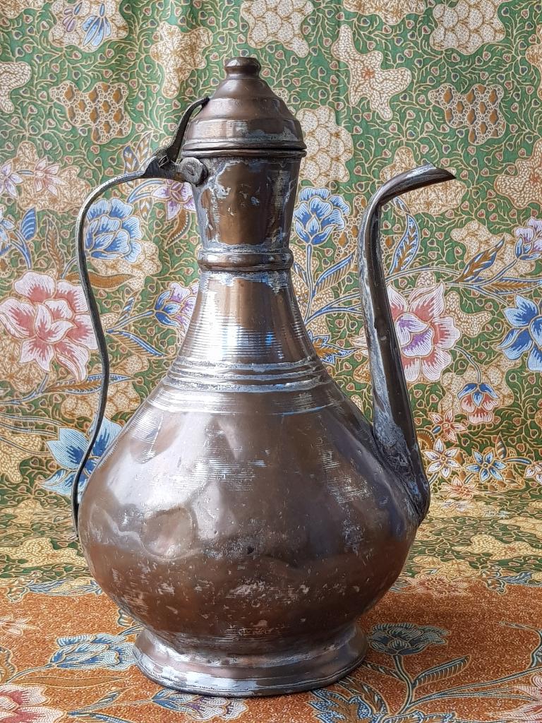 Mooie antieke Arabische koffiekan van bewerkt koper 30,5 cm., Ophalen of Verzenden, Koper