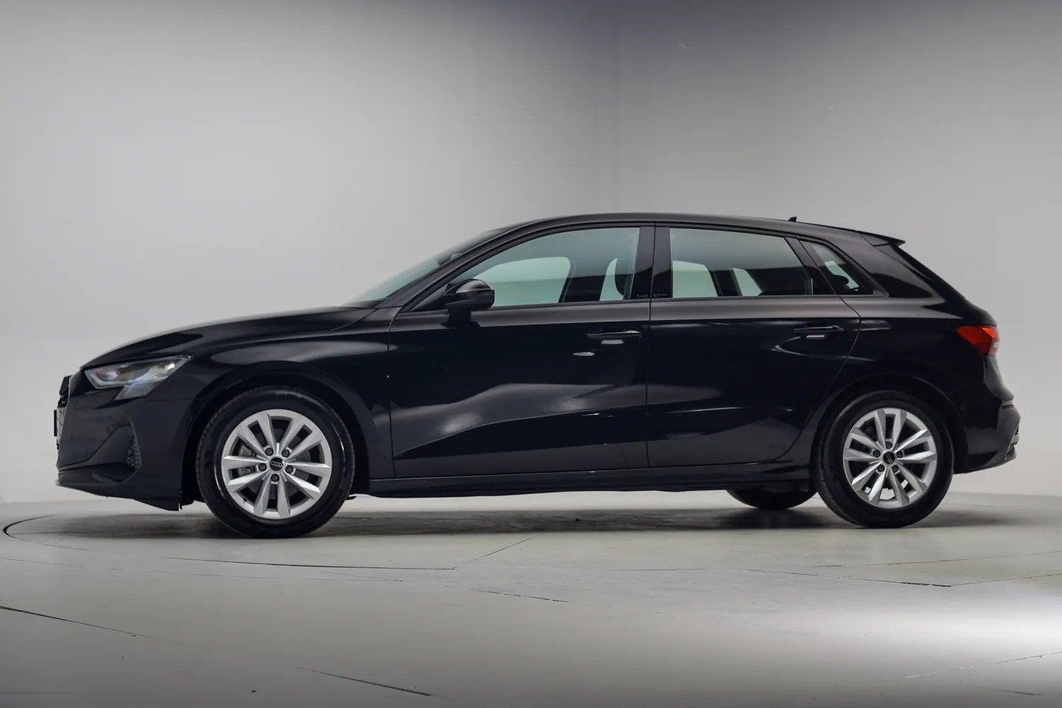 Audi A3 SPORTBACK 30 TFSI Aut.[Navi Apple/Android Adapt.crui, Auto's, Audi, Automaat, Dealer onderhouden, 4 cilinders, 1290 kg