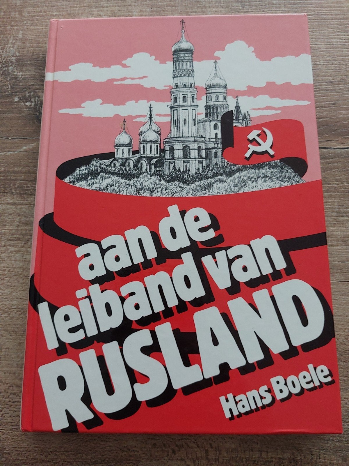 Hans Boele- Aan de leiband van Rusland, Europa, Ophalen of Verzenden, Zo goed als nieuw, Politiek en Staatkunde