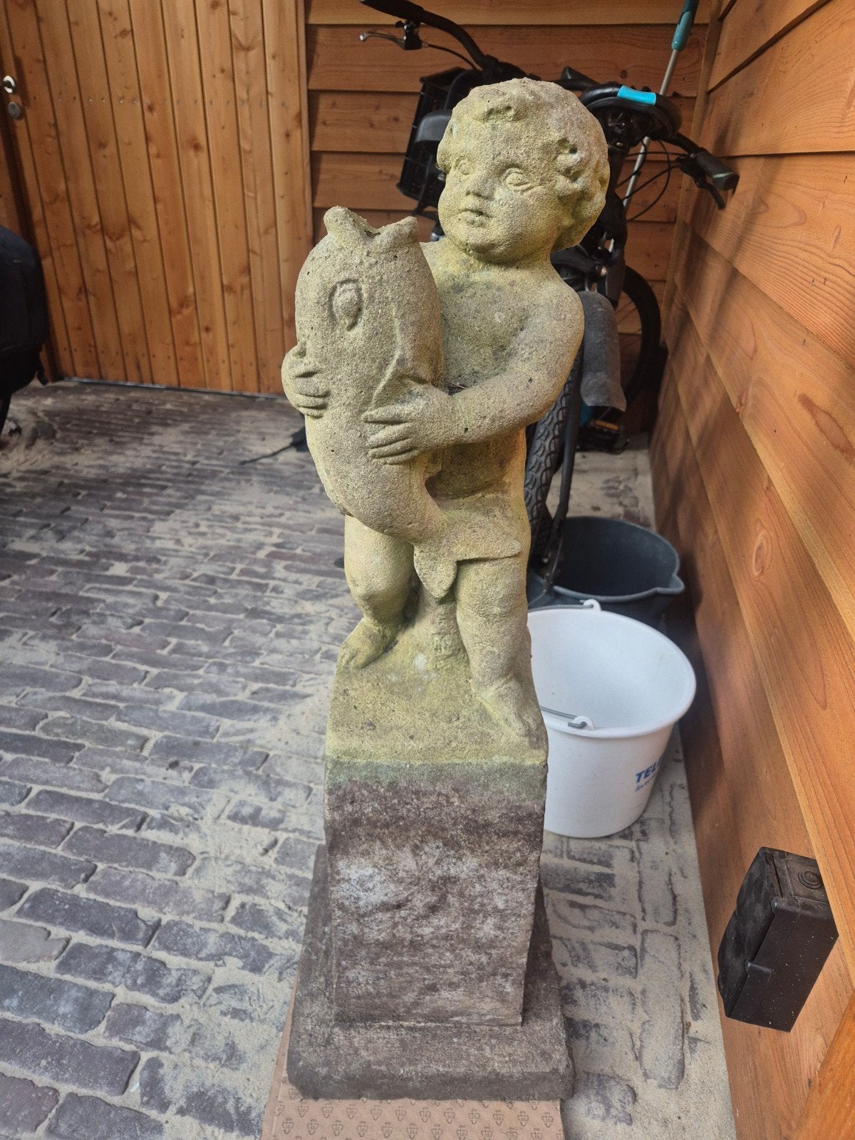 Antiek stenen beeld van jongen met vis, Ophalen, 50 - 100 cm, Steen of Keramiek, Beeld