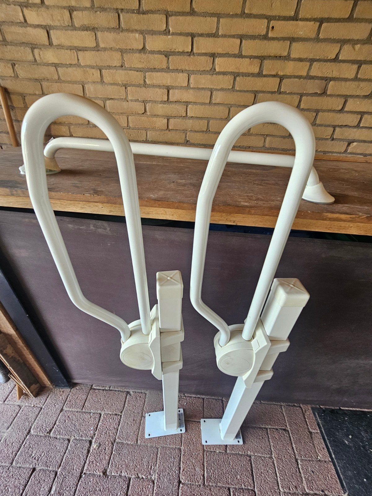 Set van 2 opklapbare toiletbeugels en 1 wandbeugel, Diversen, Ophalen, Zo goed als nieuw