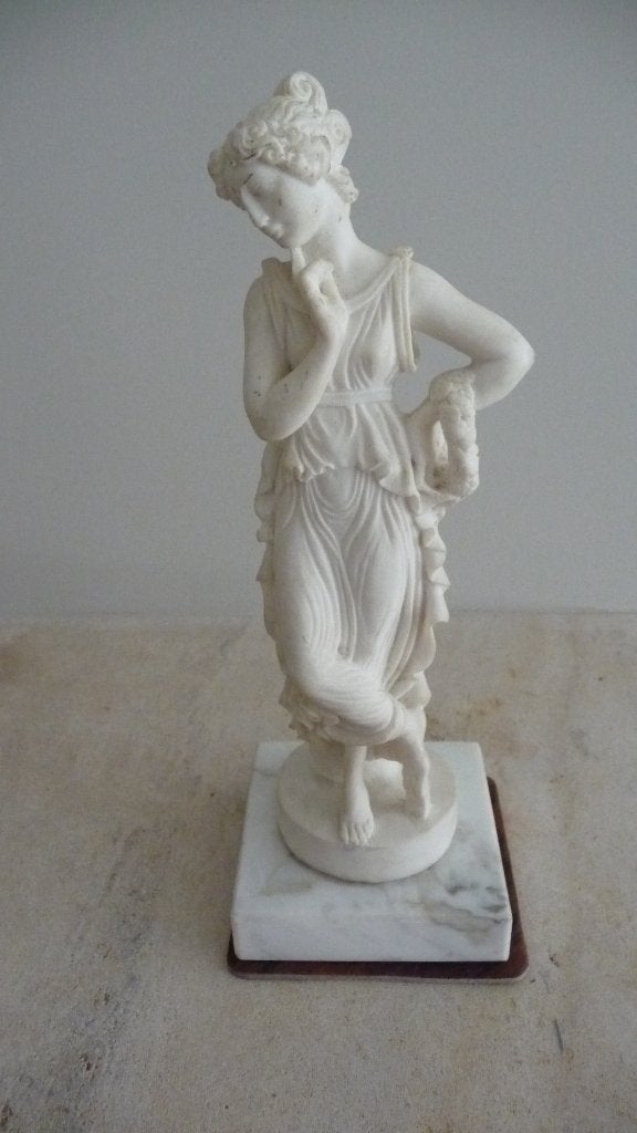 Klassiek beeldje van de Griekse godin, Ophalen of Verzenden, 20 - 50 cm, Op sokkel, Overige materialen
