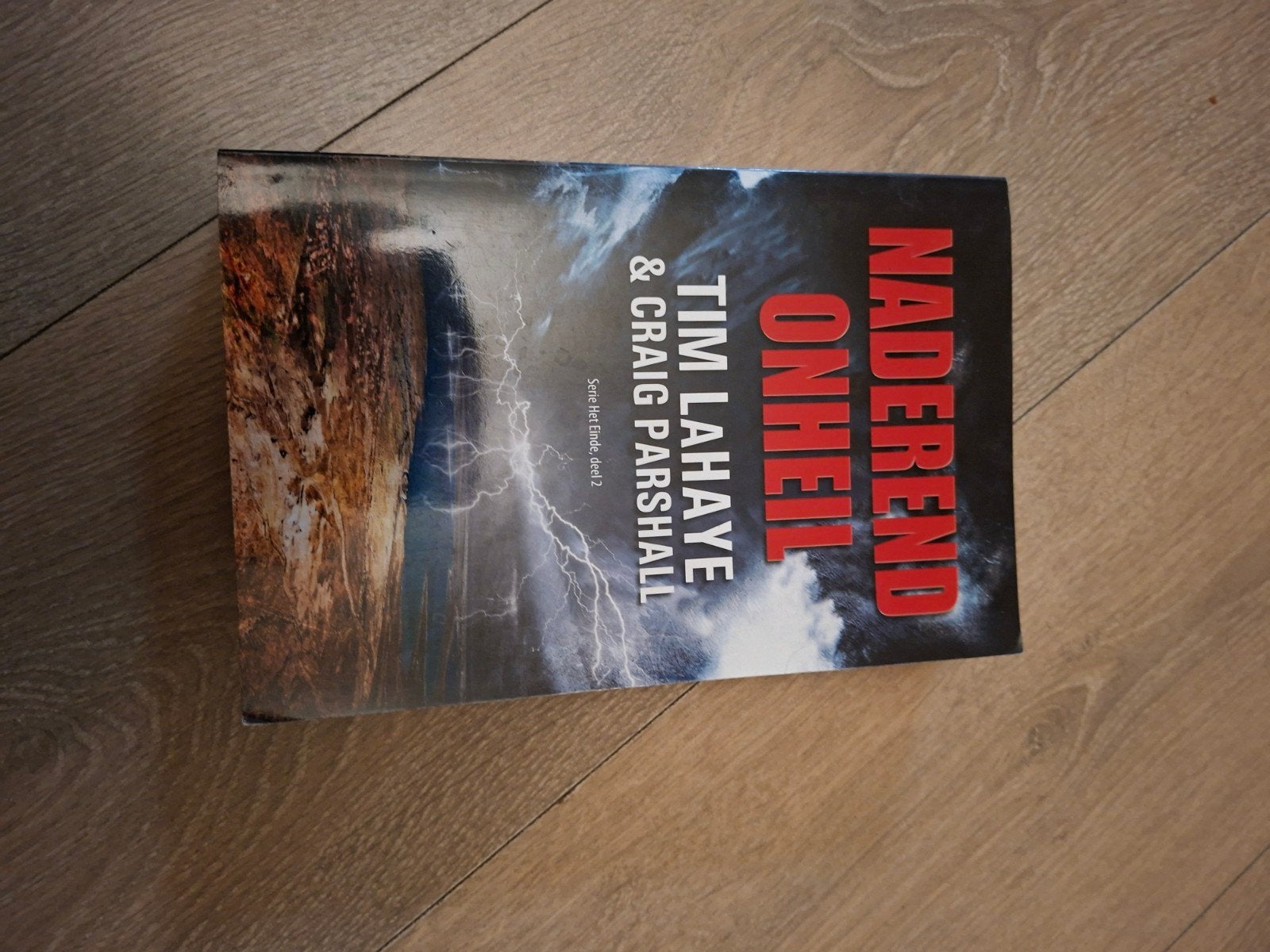 Tim LaHaye - Naderend onheil, Boeken, Tim LaHaye; Craig Parshall, Ophalen of Verzenden, Zo goed als nieuw, Amerika