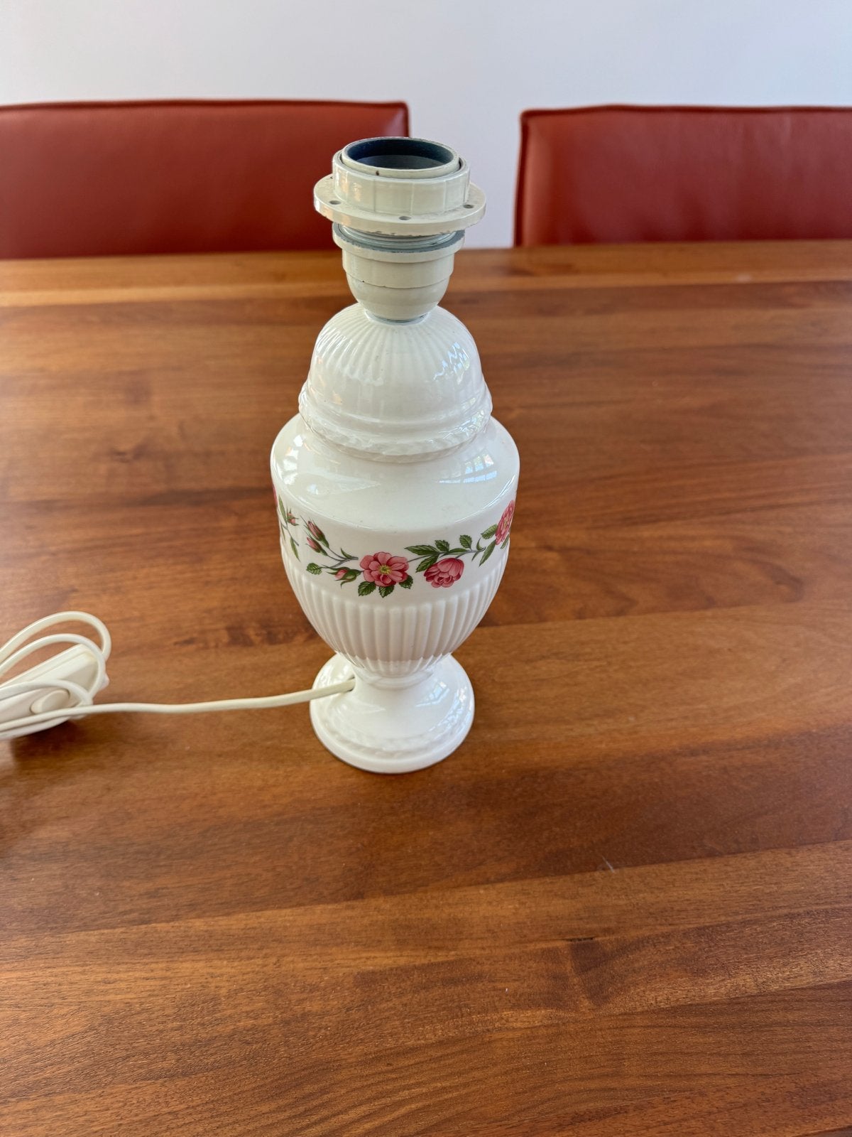 Wedgewood tafellamp/ lampenvoet met bloemmotief, Huis en Inrichting, Lampen | Tafellampen, Ophalen of Verzenden, Gebruikt, Overige materialen