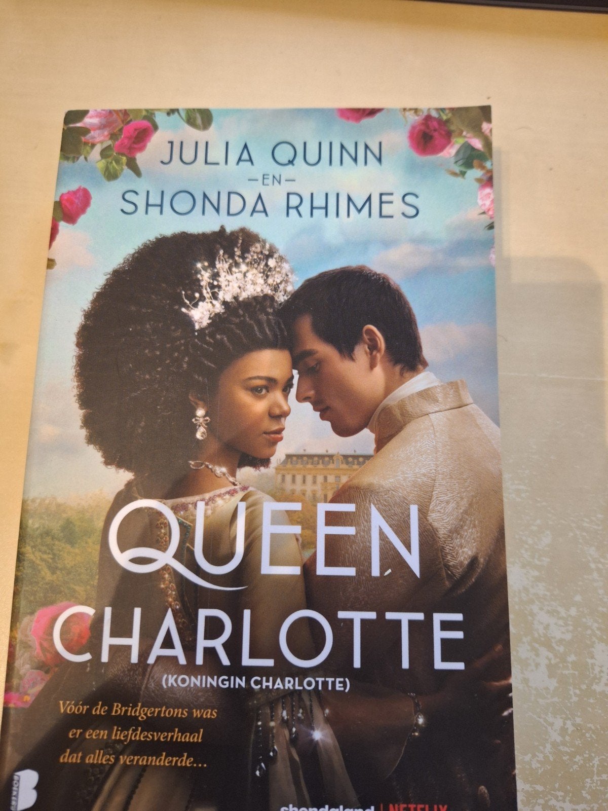 Julia Quinn - Queen Charlotte (Koningin Charlotte), Boeken, Ophalen of Verzenden, Zo goed als nieuw, Nederland, Julia Quinn
