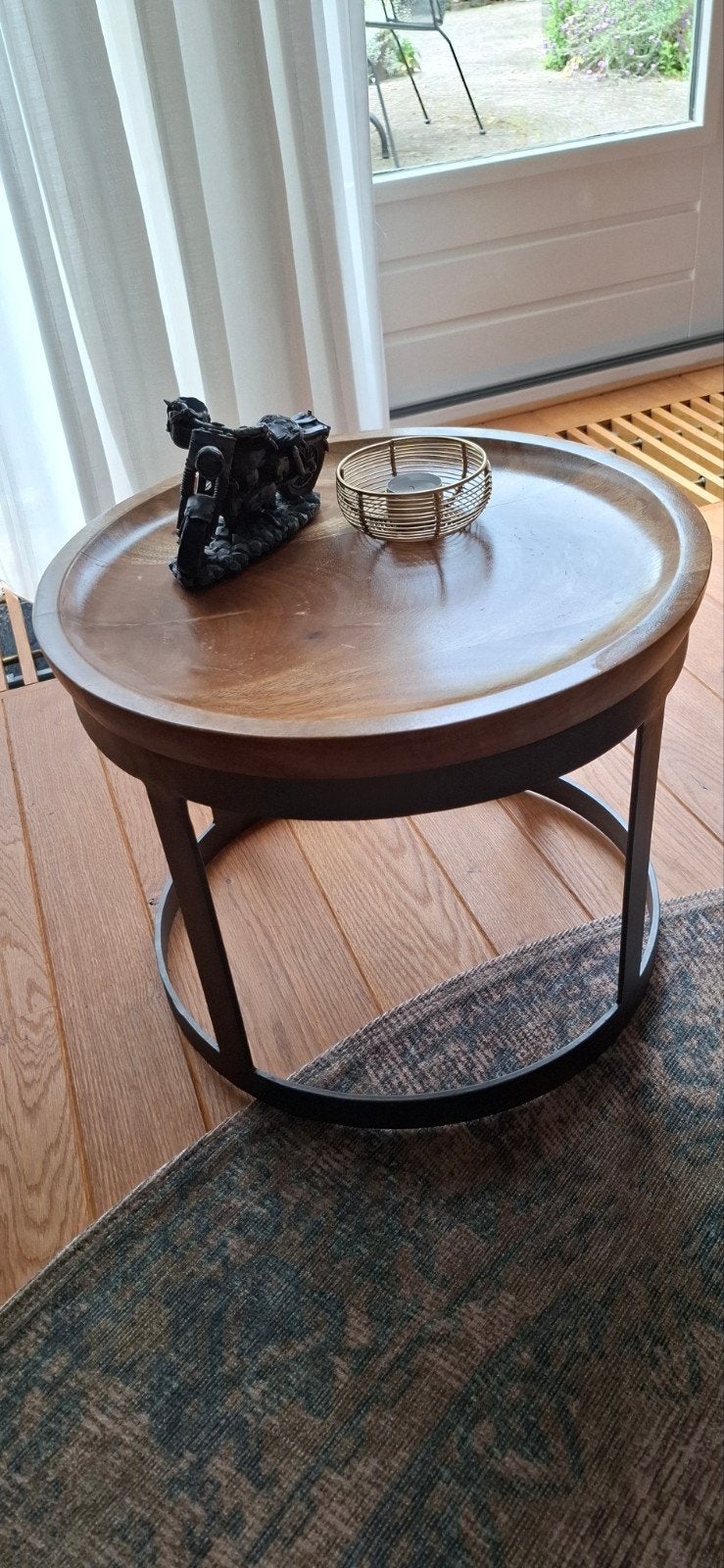 Ronde bijzettafel mangohout met grijs metalen poot, Ophalen