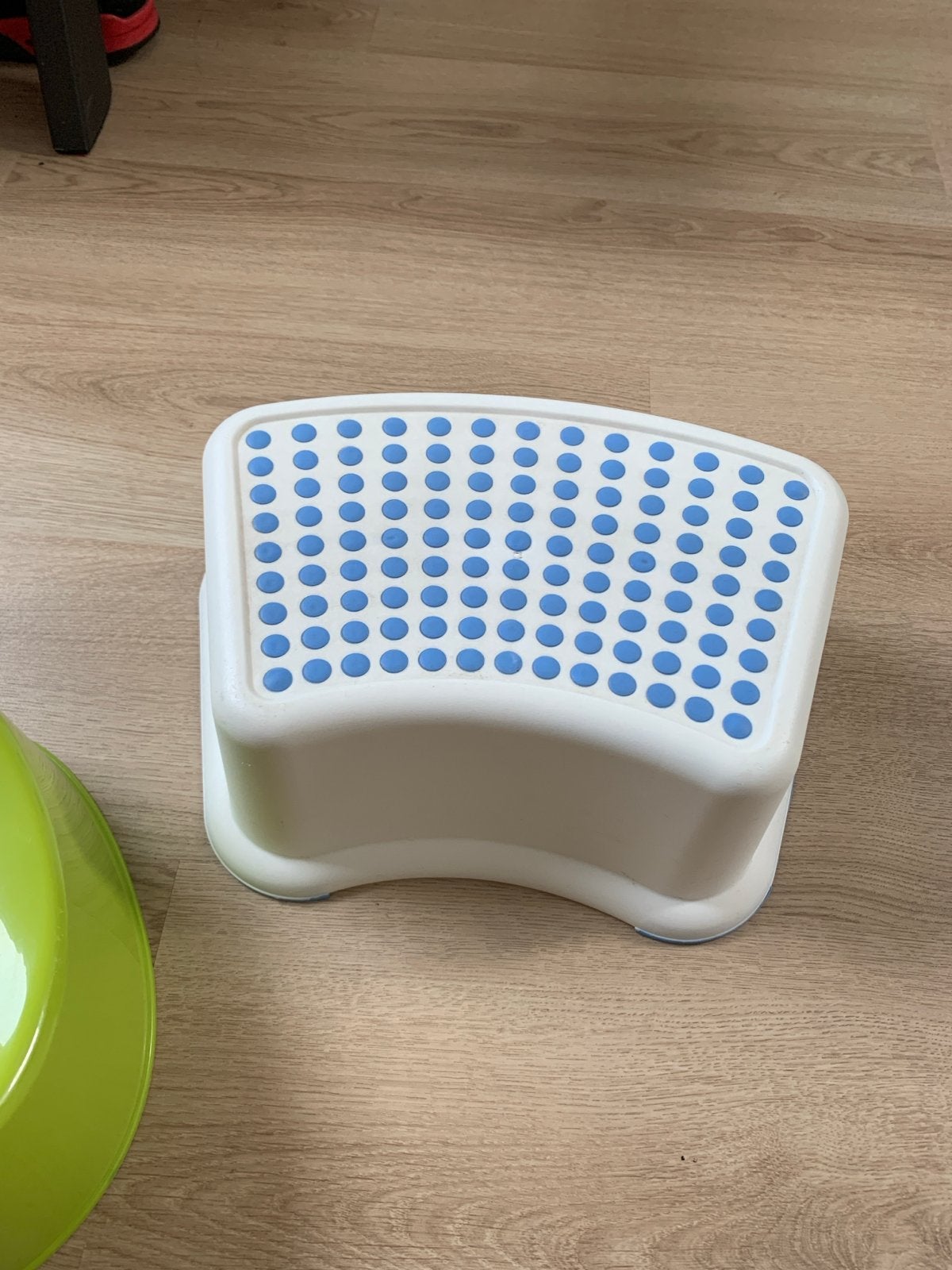 Kinderopstapje wit met blauwe antislip stippen, Ophalen, Gebruikt