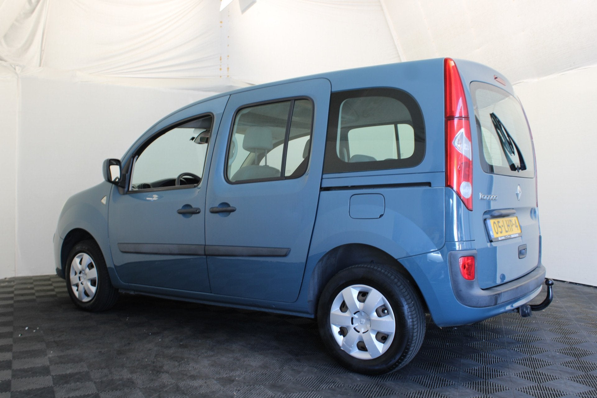 Renault Kangoo Family 1.6-16V Expression (bj 2010), Auto's, Gebruikt, Zwart, 4 cilinders, Origineel Nederlands