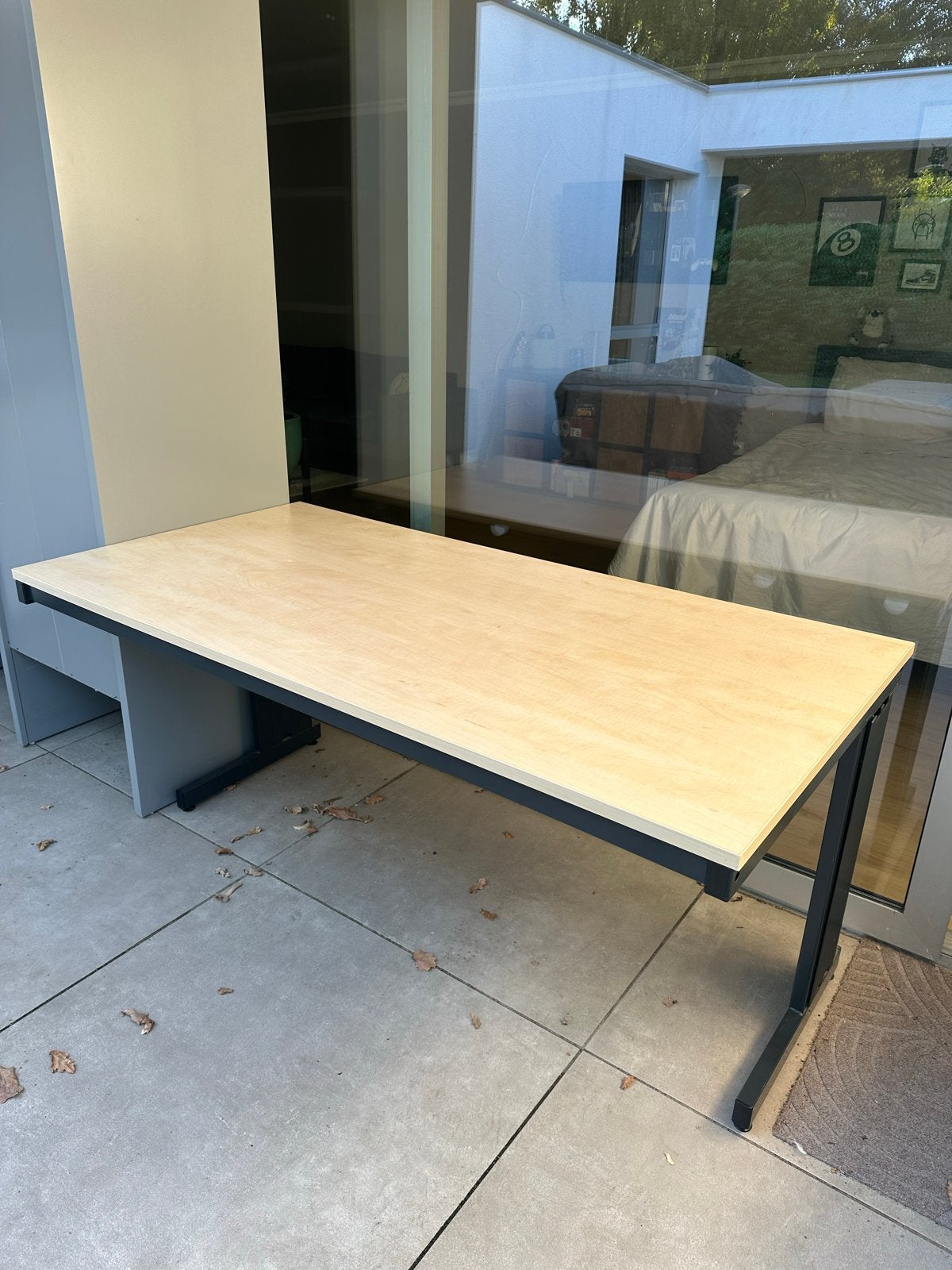 Bureau - Licht hout en zwart frame, Huis en Inrichting, Ophalen, Gebruikt, Hout, Kabelgoot