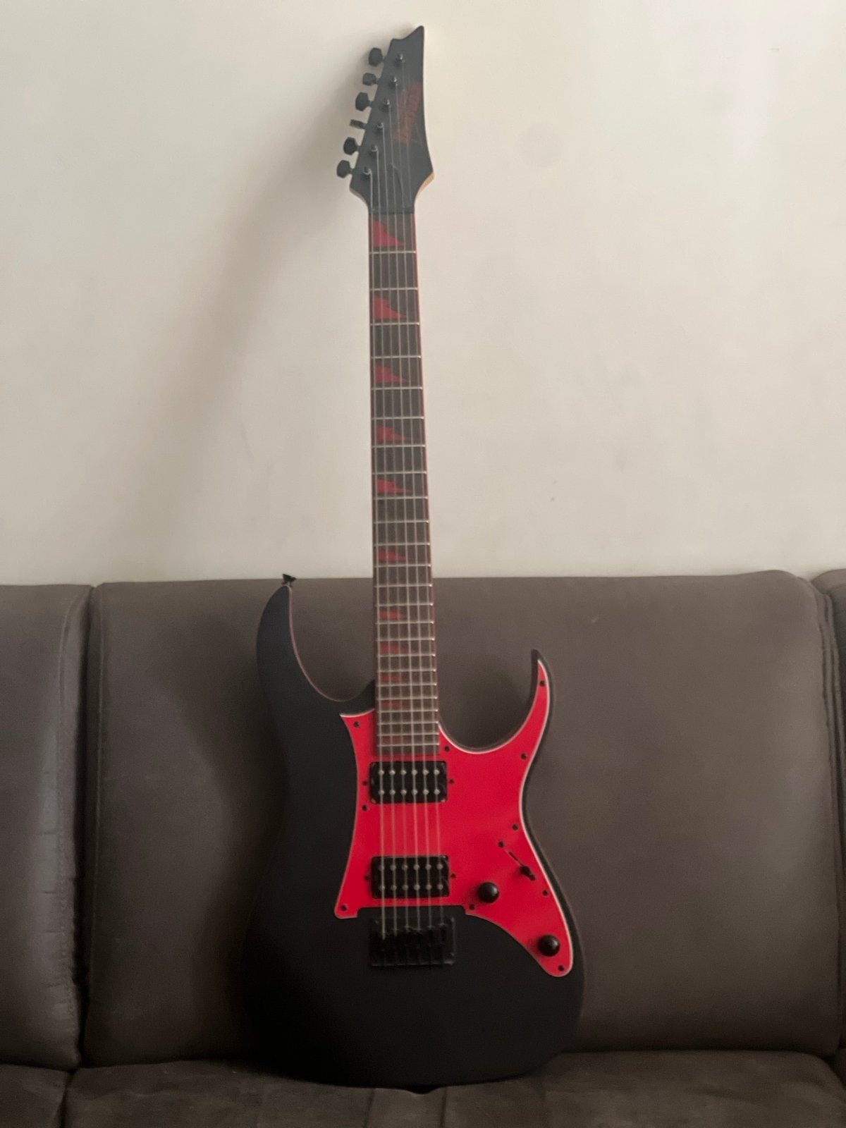 Ibanez RG GIO Elektrische Gitaar - Zwart/Rood, Ophalen, Zo goed als nieuw, Solid body, Ibanez